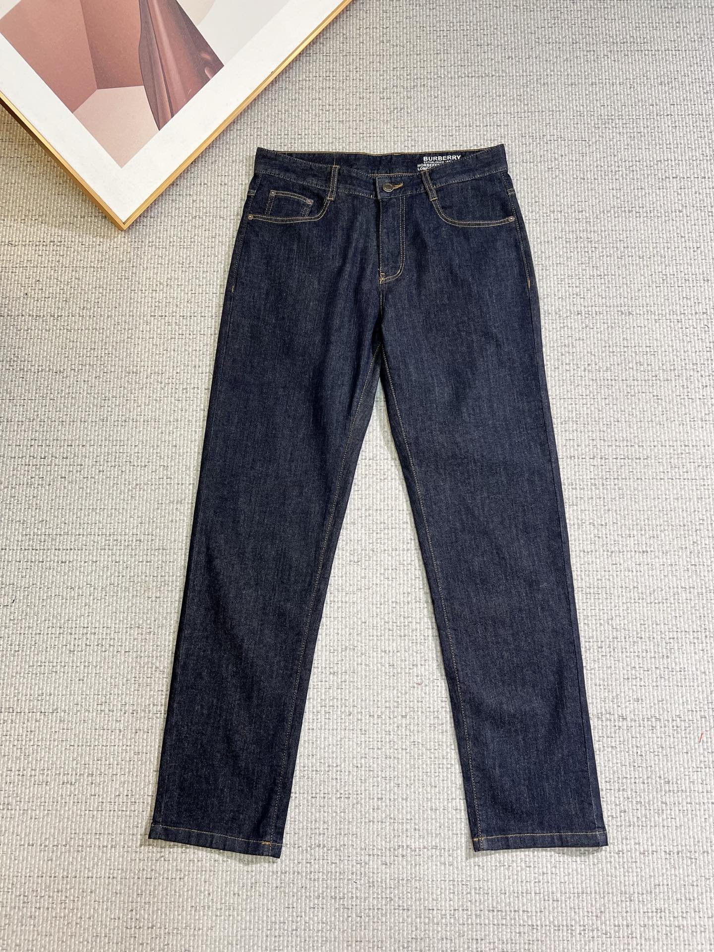 NO:777165,Burberry men's jeans, official album and poster style!  High-grade imported denim raw-color fabrics are supplied to customers. The pure 13oz ounce fabrics from Okayama, Japan are specially selected. Heavy-duty environmentally friendly plant enzyme washing process is used. The texture has a light retro color, which is quite beautiful. It is very suitable for autumn and winter colors. The fabric is soft and delicate after washing, but has strong bones and a slight elasticity, providing an excellent comfortable experience. There is no damage from any technological elements throughout the body, retaining the purest tannin color!  The details throughout the body are perfect, exquisite and sophisticated. The latest leather label on the waist highlights the brand's characteristics. The hardware accessories, leather label and wiring all reflect the craftsmanship!  The silhouette is perfectly tailored and has excellent butt lift and slimming effect. It can be easily matched with any top in the wardrobe. It has wide compatibility and is suitable for various daily wear. The upper body is full of style. It is a must-have trousers for those who are obsessed with quality control and 1V!  Size 29-40 No 35 37,,burberry,burberry,jeans,19860909Burberry 巴宝莉 男士牛仔裤,官宣画册海报穿搭款！ 客供高级进口的丹宁原色面料,特选日本冈山纯正13oz 盎司布料,重磅环保植物酵素水洗工艺,肌理有着淡淡的复古色彩,相当漂亮,极符合秋冬的配色,面料经过水洗后柔软细腻,但筋骨感极强,且略带弹力,提供了绝佳的舒适体验,通身无任何工艺元素破坏,保留了最纯粹的丹宁本色！通身细节完美如斯,精湛且考究,最新的腰部皮标彰显了品牌特质,五金配件、皮标、走线无不体现出匠心工艺！版型剪裁完美,提臀修身效果绝佳,可轻松横扫衣橱任何的上装搭配,兼容性广泛,满足于日常各种穿搭,上身型款十足,于品质控及1V迷控者必入型裤装！ 尺码29-40 无35 37,,burberry,burberry,jeans,,Men's clothing