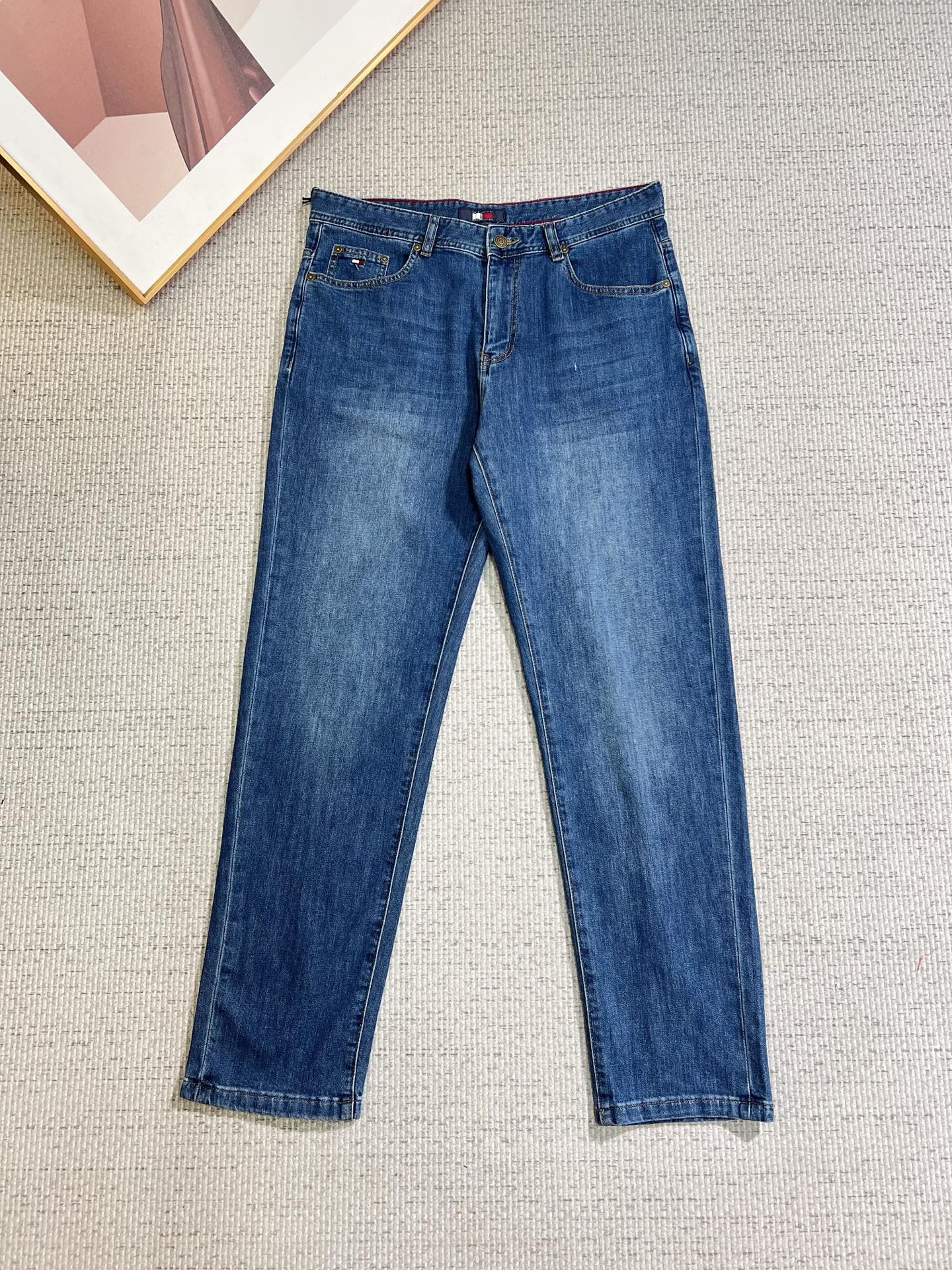 NO:777170,TOMMY Tommy men's jeans, official album and poster wear style!  High-grade imported denim raw-color fabrics are supplied to customers. The pure 13oz ounce fabrics from Okayama, Japan are specially selected. Heavy-duty environmentally friendly plant enzyme washing process is used. The texture has a light retro color, which is quite beautiful. It is very suitable for autumn and winter colors. The fabric is soft and delicate after washing, but has strong bones and a slight elasticity, providing an excellent comfortable experience. There is no damage from any technological elements throughout the body, retaining the purest tannin color!  The details throughout the body are perfect, exquisite and sophisticated. The latest leather label on the waist highlights the brand's characteristics. The hardware accessories, leather label and wiring all reflect the craftsmanship!  The silhouette is perfectly tailored and has excellent butt lift and slimming effect. It can be easily matched with any top in the wardrobe. It has wide compatibility and is suitable for various daily wear. The upper body is full of style. It is a must-have trousers for those who are obsessed with quality control and 1V!  Size 29-40 No 35 37,,tom ford,jeans,19860909TOMMY 汤米 男士牛仔裤,官宣画册海报穿搭款！ 客供高级进口的丹宁原色面料,特选日本冈山纯正13oz 盎司布料,重磅环保植物酵素水洗工艺,肌理有着淡淡的复古色彩,相当漂亮,极符合秋冬的配色,面料经过水洗后柔软细腻,但筋骨感极强,且略带弹力,提供了绝佳的舒适体验,通身无任何工艺元素破坏,保留了最纯粹的丹宁本色！通身细节完美如斯,精湛且考究,最新的腰部皮标彰显了品牌特质,五金配件、皮标、走线无不体现出匠心工艺！版型剪裁完美,提臀修身效果绝佳,可轻松横扫衣橱任何的上装搭配,兼容性广泛,满足于日常各种穿搭,上身型款十足,于品质控及1V迷控者必入型裤装！ 尺码29-40 无35 37,,tom ford,jeans,,Men's clothing