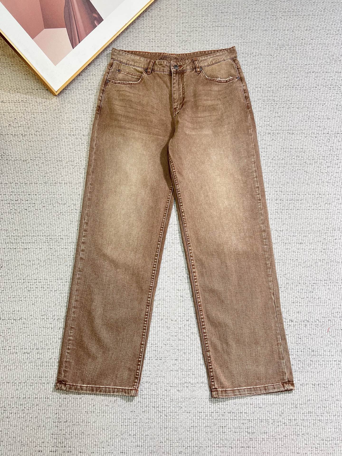 NO:777175,Ferragamo men's jeans, official album and poster outfit style!  High-grade imported denim raw-color fabrics are supplied to customers. The pure 13oz ounce fabrics from Okayama, Japan are specially selected. Heavy-duty environmentally friendly plant enzyme washing process is used. The texture has a light retro color, which is quite beautiful. It is very suitable for autumn and winter colors. The fabric is soft and delicate after washing, but has strong bones and a slight elasticity, providing an excellent comfortable experience. There is no damage from any technological elements throughout the body, retaining the purest tannin color!  The details throughout the body are perfect, exquisite and sophisticated. The latest leather label on the waist highlights the brand's characteristics. The hardware accessories, leather label and wiring all reflect the craftsmanship!  The silhouette is perfectly tailored and has excellent butt lift and slimming effect. It can be easily matched with any top in the wardrobe. It has wide compatibility and is suitable for various daily wear. The upper body is full of style. It is a must-have trousers for those who are obsessed with quality control and 1V!  Size 29-40 No 35 37,,ferragamo,jeans,19860909菲拉格慕 男士牛仔裤,官宣画册海报穿搭款！ 客供高级进口的丹宁原色面料,特选日本冈山纯正13oz 盎司布料,重磅环保植物酵素水洗工艺,肌理有着淡淡的复古色彩,相当漂亮,极符合秋冬的配色,面料经过水洗后柔软细腻,但筋骨感极强,且略带弹力,提供了绝佳的舒适体验,通身无任何工艺元素破坏,保留了最纯粹的丹宁本色！通身细节完美如斯,精湛且考究,最新的腰部皮标彰显了品牌特质,五金配件、皮标、走线无不体现出匠心工艺！版型剪裁完美,提臀修身效果绝佳,可轻松横扫衣橱任何的上装搭配,兼容性广泛,满足于日常各种穿搭,上身型款十足,于品质控及1V迷控者必入型裤装！ 尺码29-40 无35 37,,ferragamo,jeans,,Men's clothing