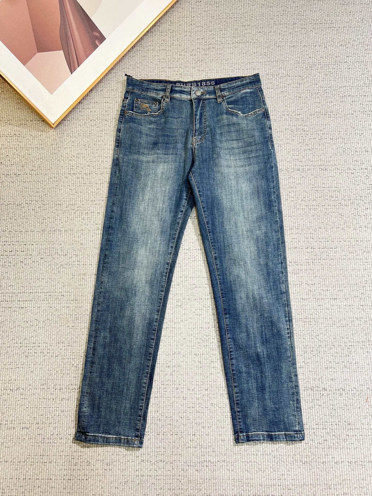 NO:777180,Burberry men's jeans, official album and poster style!  High-grade imported denim raw-color fabrics are supplied to customers. The pure 13oz ounce fabrics from Okayama, Japan are specially selected. Heavy-duty environmentally friendly plant enzyme washing process is used. The texture has a light retro color, which is quite beautiful. It is very suitable for autumn and winter colors. The fabric is soft and delicate after washing, but has strong bones and a slight elasticity, providing an excellent comfortable experience. There is no damage from any technological elements throughout the body, retaining the purest tannin color!  The details throughout the body are perfect, exquisite and sophisticated. The latest leather label on the waist highlights the brand's characteristics. The hardware accessories, leather label and wiring all reflect the craftsmanship!  The silhouette is perfectly tailored and has excellent butt lift and slimming effect. It can be easily matched with any top in the wardrobe. It has wide compatibility and is suitable for various daily wear. The upper body is full of style. It is a must-have trousers for those who are obsessed with quality control and 1V!  Size 29-40 No 35 37,,burberry,burberry,jeans,19860909Burberry 巴宝莉 男士牛仔裤,官宣画册海报穿搭款！ 客供高级进口的丹宁原色面料,特选日本冈山纯正13oz 盎司布料,重磅环保植物酵素水洗工艺,肌理有着淡淡的复古色彩,相当漂亮,极符合秋冬的配色,面料经过水洗后柔软细腻,但筋骨感极强,且略带弹力,提供了绝佳的舒适体验,通身无任何工艺元素破坏,保留了最纯粹的丹宁本色！通身细节完美如斯,精湛且考究,最新的腰部皮标彰显了品牌特质,五金配件、皮标、走线无不体现出匠心工艺！版型剪裁完美,提臀修身效果绝佳,可轻松横扫衣橱任何的上装搭配,兼容性广泛,满足于日常各种穿搭,上身型款十足,于品质控及1V迷控者必入型裤装！ 尺码29-40 无35 37,,burberry,burberry,jeans,,Men's clothing