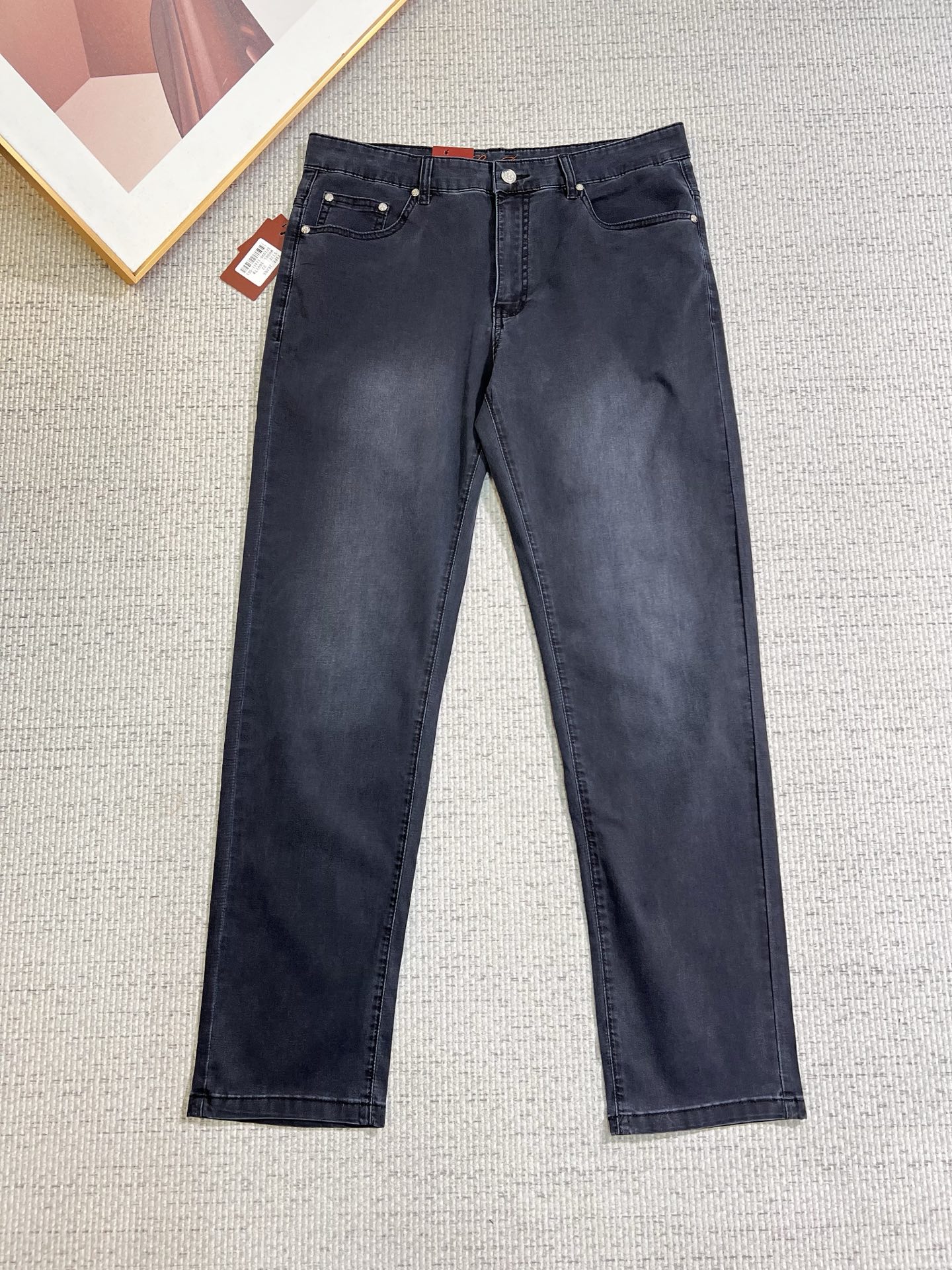 NO:777195,LP 男士牛仔裤,官宣画册海报穿搭款！  High-grade imported denim raw-color fabrics are supplied to customers. The pure 13oz ounce fabrics from Okayama, Japan are specially selected. Heavy-duty environmentally friendly plant enzyme washing process is used. The texture has a light retro color, which is quite beautiful. It is very suitable for autumn and winter colors. The fabric is soft and delicate after washing, but has strong bones and a slight elasticity, providing an excellent comfortable experience. There is no damage from any technological elements throughout the body, retaining the purest tannin color!  The details throughout the body are perfect, exquisite and sophisticated. The latest leather label on the waist highlights the brand's characteristics. The hardware accessories, leather label and wiring all reflect the craftsmanship!  The silhouette is perfectly tailored and has excellent butt lift and slimming effect. It can be easily matched with any top in the wardrobe. It has wide compatibility and is suitable for various daily wear. The upper body is full of style. It is a must-have trousers for those who are obsessed with quality control and 1V!  Size 29-40 No 35 37,,loro piana,jeans,19860909LP 男士牛仔裤,官宣画册海报穿搭款！ 客供高级进口的丹宁原色面料,特选日本冈山纯正13oz 盎司布料,重磅环保植物酵素水洗工艺,肌理有着淡淡的复古色彩,相当漂亮,极符合秋冬的配色,面料经过水洗后柔软细腻,但筋骨感极强,且略带弹力,提供了绝佳的舒适体验,通身无任何工艺元素破坏,保留了最纯粹的丹宁本色！通身细节完美如斯,精湛且考究,最新的腰部皮标彰显了品牌特质,五金配件、皮标、走线无不体现出匠心工艺！版型剪裁完美,提臀修身效果绝佳,可轻松横扫衣橱任何的上装搭配,兼容性广泛,满足于日常各种穿搭,上身型款十足,于品质控及1V迷控者必入型裤装！ 尺码29-40 无35 37,,loro piana,jeans,,Men's clothing