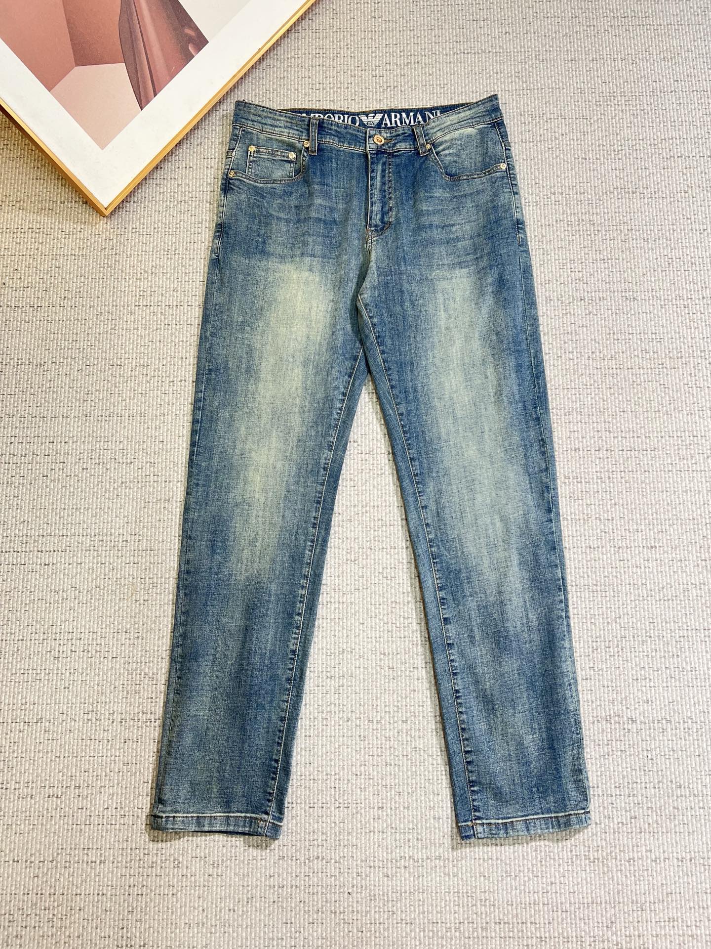 NO:777192,Armani Armani men's jeans, official album and poster style!  High-grade imported denim raw-color fabrics are supplied to customers. The pure 13oz ounce fabrics from Okayama, Japan are specially selected. Heavy-duty environmentally friendly plant enzyme washing process is used. The texture has a light retro color, which is quite beautiful. It is very suitable for autumn and winter colors. The fabric is soft and delicate after washing, but has strong bones and a slight elasticity, providing an excellent comfortable experience. There is no damage from any technological elements throughout the body, retaining the purest tannin color!  The details throughout the body are perfect, exquisite and sophisticated. The latest leather label on the waist highlights the brand's characteristics. The hardware accessories, leather label and wiring all reflect the craftsmanship!  The silhouette is perfectly tailored and has excellent butt lift and slimming effect. It can be easily matched with any top in the wardrobe. It has wide compatibility and is suitable for various daily wear. The upper body is full of style. It is a must-have trousers for those who are obsessed with quality control and 1V!  Size 29-40 No 35 37,,armani,armani,jeans,19860909Armani 阿玛尼 男士牛仔裤,官宣画册海报穿搭款！ 客供高级进口的丹宁原色面料,特选日本冈山纯正13oz 盎司布料,重磅环保植物酵素水洗工艺,肌理有着淡淡的复古色彩,相当漂亮,极符合秋冬的配色,面料经过水洗后柔软细腻,但筋骨感极强,且略带弹力,提供了绝佳的舒适体验,通身无任何工艺元素破坏,保留了最纯粹的丹宁本色！通身细节完美如斯,精湛且考究,最新的腰部皮标彰显了品牌特质,五金配件、皮标、走线无不体现出匠心工艺！版型剪裁完美,提臀修身效果绝佳,可轻松横扫衣橱任何的上装搭配,兼容性广泛,满足于日常各种穿搭,上身型款十足,于品质控及1V迷控者必入型裤装！ 尺码29-40 无35 37,,armani,armani,jeans,,Men's clothing