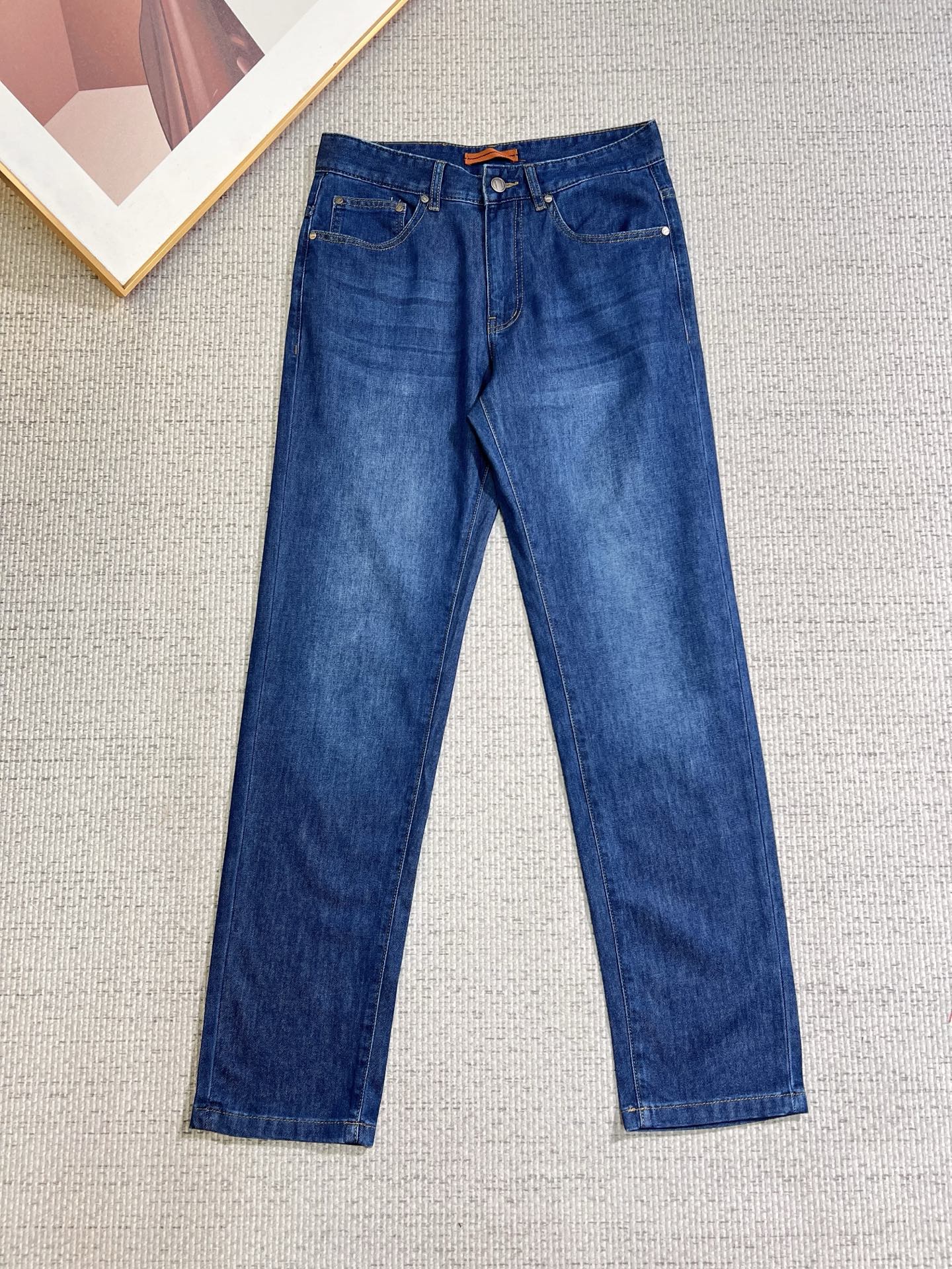NO:777189,Ermenegildo Zegna men's jeans, official album and poster outfit style!  High-grade imported denim raw-color fabrics are supplied to customers. The pure 13oz ounce fabrics from Okayama, Japan are specially selected. Heavy-duty environmentally friendly plant enzyme washing process is used. The texture has a light retro color, which is quite beautiful. It is very suitable for autumn and winter colors. The fabric is soft and delicate after washing, but has strong bones and a slight elasticity, providing an excellent comfortable experience. There is no damage from any technological elements throughout the body, retaining the purest tannin color!  The details throughout the body are perfect, exquisite and sophisticated. The latest leather label on the waist highlights the brand's characteristics. The hardware accessories, leather label and wiring all reflect the craftsmanship!  The silhouette is perfectly tailored and has excellent butt lift and slimming effect. It can be easily matched with any top in the wardrobe. It has wide compatibility and is suitable for various daily wear. The upper body is full of style. It is a must-have trousers for those who are obsessed with quality control and 1V!  Size 29-40 No 35 37,,zegna,jeans,19860909杰尼亚 男士牛仔裤,官宣画册海报穿搭款！ 客供高级进口的丹宁原色面料,特选日本冈山纯正13oz 盎司布料,重磅环保植物酵素水洗工艺,肌理有着淡淡的复古色彩,相当漂亮,极符合秋冬的配色,面料经过水洗后柔软细腻,但筋骨感极强,且略带弹力,提供了绝佳的舒适体验,通身无任何工艺元素破坏,保留了最纯粹的丹宁本色！通身细节完美如斯,精湛且考究,最新的腰部皮标彰显了品牌特质,五金配件、皮标、走线无不体现出匠心工艺！版型剪裁完美,提臀修身效果绝佳,可轻松横扫衣橱任何的上装搭配,兼容性广泛,满足于日常各种穿搭,上身型款十足,于品质控及1V迷控者必入型裤装！ 尺码29-40 无35 37,,zegna,jeans,,Men's clothing