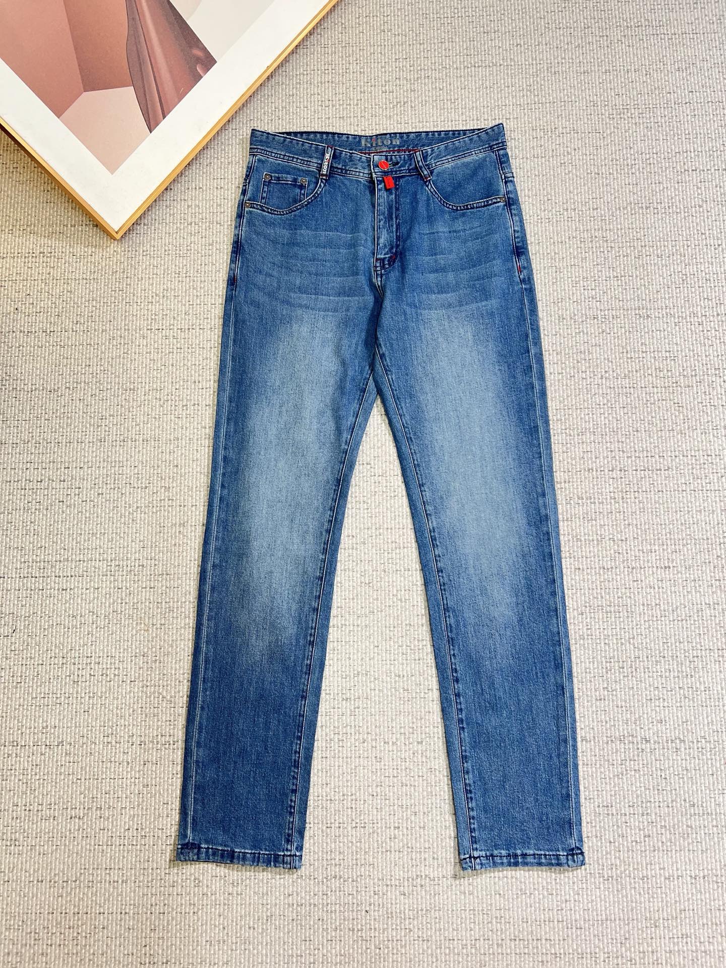 NO:777185,Kiton men's jeans, official album and poster style!  High-grade imported denim raw-color fabrics are supplied to customers. The pure 13oz ounce fabrics from Okayama, Japan are specially selected. Heavy-duty environmentally friendly plant enzyme washing process is used. The texture has a light retro color, which is quite beautiful. It is very suitable for autumn and winter colors. The fabric is soft and delicate after washing, but has strong bones and a slight elasticity, providing an excellent comfortable experience. There is no damage from any technological elements throughout the body, retaining the purest tannin color!  The details throughout the body are perfect, exquisite and sophisticated. The latest leather label on the waist highlights the brand's characteristics. The hardware accessories, leather label and wiring all reflect the craftsmanship!  The silhouette is perfectly tailored and has excellent butt lift and slimming effect. It can be easily matched with any top in the wardrobe. It has wide compatibility and is suitable for various daily wear. The upper body is full of style. It is a must-have trousers for those who are obsessed with quality control and 1V!  Size 29-40 No 35 37,,jeans,19860909Kiton 男士牛仔裤,官宣画册海报穿搭款！ 客供高级进口的丹宁原色面料,特选日本冈山纯正13oz 盎司布料,重磅环保植物酵素水洗工艺,肌理有着淡淡的复古色彩,相当漂亮,极符合秋冬的配色,面料经过水洗后柔软细腻,但筋骨感极强,且略带弹力,提供了绝佳的舒适体验,通身无任何工艺元素破坏,保留了最纯粹的丹宁本色！通身细节完美如斯,精湛且考究,最新的腰部皮标彰显了品牌特质,五金配件、皮标、走线无不体现出匠心工艺！版型剪裁完美,提臀修身效果绝佳,可轻松横扫衣橱任何的上装搭配,兼容性广泛,满足于日常各种穿搭,上身型款十足,于品质控及1V迷控者必入型裤装！ 尺码29-40 无35 37,,jeans,,Men's clothing