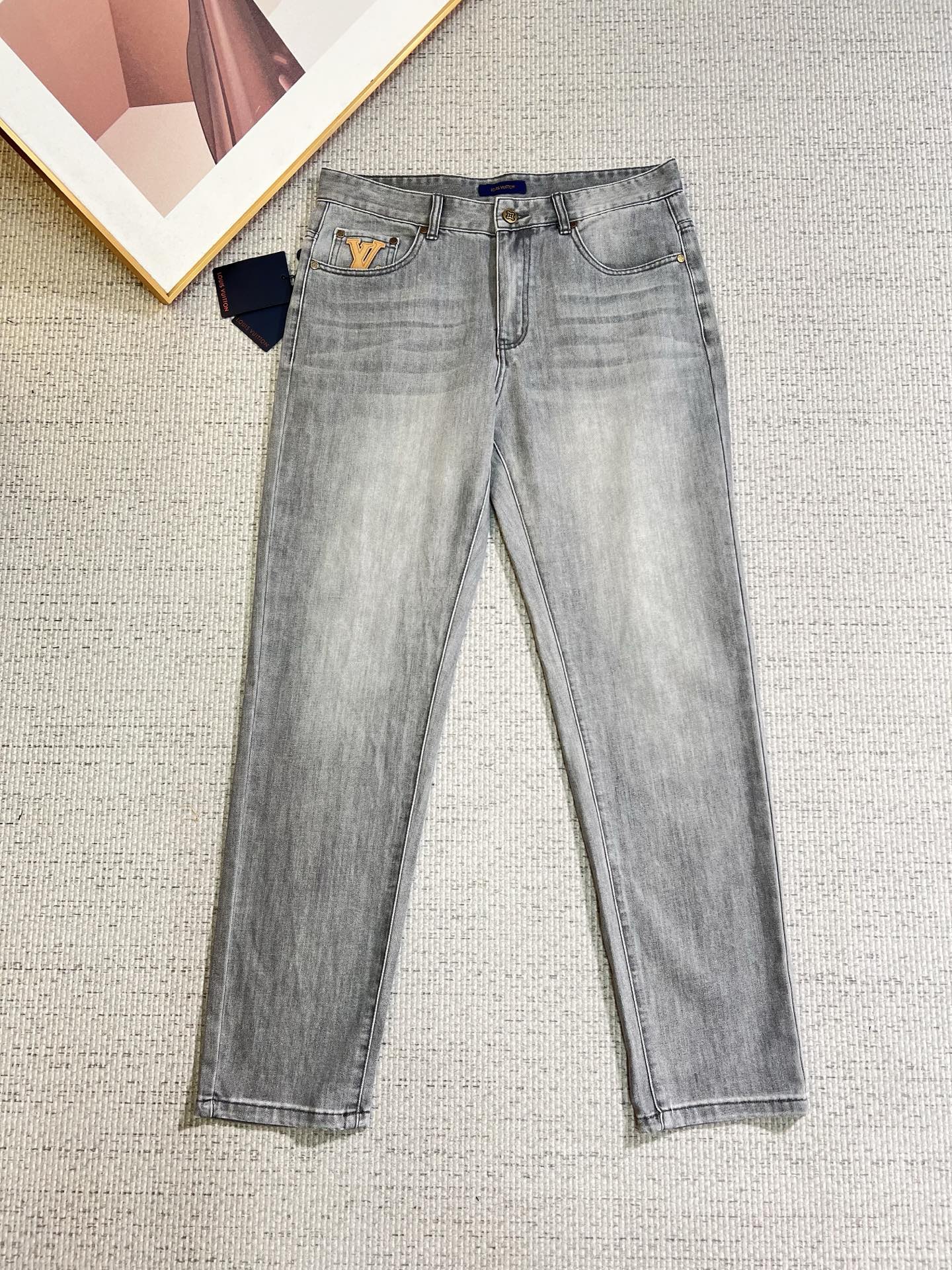 NO:777160,LV men's jeans, official album and poster outfit style!  High-grade imported denim raw-color fabrics are supplied to customers. The pure 13oz ounce fabrics from Okayama, Japan are specially selected. Heavy-duty environmentally friendly plant enzyme washing process is used. The texture has a light retro color, which is quite beautiful. It is very suitable for autumn and winter colors. The fabric is soft and delicate after washing, but has strong bones and a slight elasticity, providing an excellent comfortable experience. There is no damage from any technological elements throughout the body, retaining the purest tannin color!  The details throughout the body are perfect, exquisite and sophisticated. The latest leather label on the waist highlights the brand's characteristics. The hardware accessories, leather label and wiring all reflect the craftsmanship!  The silhouette is perfectly tailored and has excellent butt lift and slimming effect. It can be easily matched with any top in the wardrobe. It has wide compatibility and is suitable for various daily wear. The upper body is full of style. It is a must-have trousers for those who are obsessed with quality control and 1V!  Size 29-40 No 35 37,,louis vuitton,jeans,19860909LV男士牛仔裤,官宣画册海报穿搭款！ 客供高级进口的丹宁原色面料,特选日本冈山纯正13oz 盎司布料,重磅环保植物酵素水洗工艺,肌理有着淡淡的复古色彩,相当漂亮,极符合秋冬的配色,面料经过水洗后柔软细腻,但筋骨感极强,且略带弹力,提供了绝佳的舒适体验,通身无任何工艺元素破坏,保留了最纯粹的丹宁本色！通身细节完美如斯,精湛且考究,最新的腰部皮标彰显了品牌特质,五金配件、皮标、走线无不体现出匠心工艺！版型剪裁完美,提臀修身效果绝佳,可轻松横扫衣橱任何的上装搭配,兼容性广泛,满足于日常各种穿搭,上身型款十足,于品质控及1V迷控者必入型裤装！ 尺码29-40 无35 37,,louis vuitton,jeans,,Men's clothing