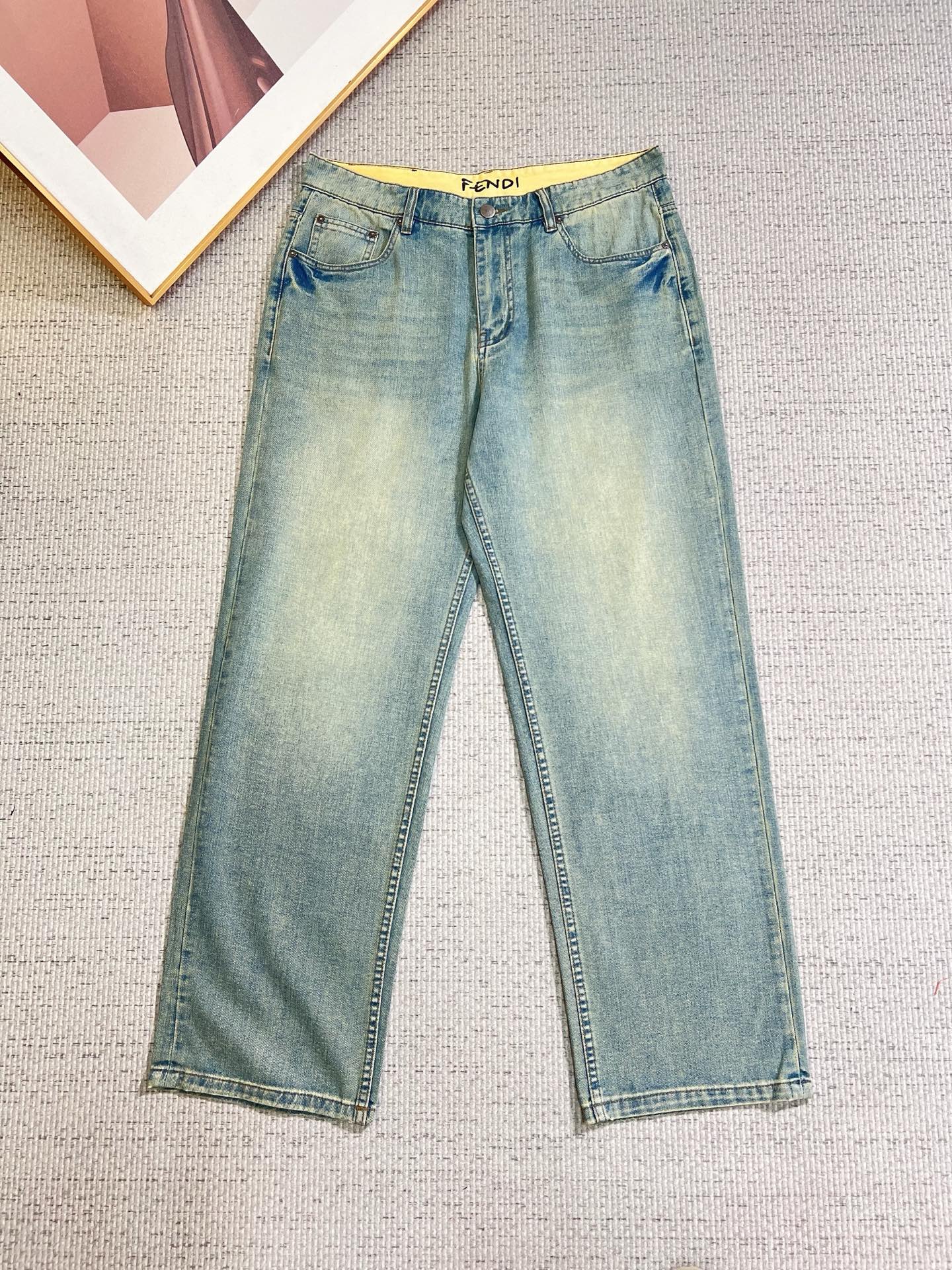 NO:777155,FENDI Fendi men's jeans, official album and poster style!  High-grade imported denim raw-color fabrics are supplied to customers. The pure 13oz ounce fabrics from Okayama, Japan are specially selected. Heavy-duty environmentally friendly plant enzyme washing process is used. The texture has a light retro color, which is quite beautiful. It is very suitable for autumn and winter colors. The fabric is soft and delicate after washing, but has strong bones and a slight elasticity, providing an excellent comfortable experience. There is no damage from any technological elements throughout the body, retaining the purest tannin color!  The details throughout the body are perfect, exquisite and sophisticated. The latest leather label on the waist highlights the brand's characteristics. The hardware accessories, leather label and wiring all reflect the craftsmanship!  The silhouette is perfectly tailored and has excellent butt lift and slimming effect. It can be easily matched with any top in the wardrobe. It has wide compatibility and is suitable for various daily wear. The upper body is full of style. It is a must-have trousers for those who are obsessed with quality control and 1V!  Size 29-40 No 35 37,,fendi,fendi,jeans,19860909FENDI 芬迪 男士牛仔裤,官宣画册海报穿搭款！ 客供高级进口的丹宁原色面料,特选日本冈山纯正13oz 盎司布料,重磅环保植物酵素水洗工艺,肌理有着淡淡的复古色彩,相当漂亮,极符合秋冬的配色,面料经过水洗后柔软细腻,但筋骨感极强,且略带弹力,提供了绝佳的舒适体验,通身无任何工艺元素破坏,保留了最纯粹的丹宁本色！通身细节完美如斯,精湛且考究,最新的腰部皮标彰显了品牌特质,五金配件、皮标、走线无不体现出匠心工艺！版型剪裁完美,提臀修身效果绝佳,可轻松横扫衣橱任何的上装搭配,兼容性广泛,满足于日常各种穿搭,上身型款十足,于品质控及1V迷控者必入型裤装！ 尺码29-40 无35 37,,fendi,fendi,jeans,,Men's clothing