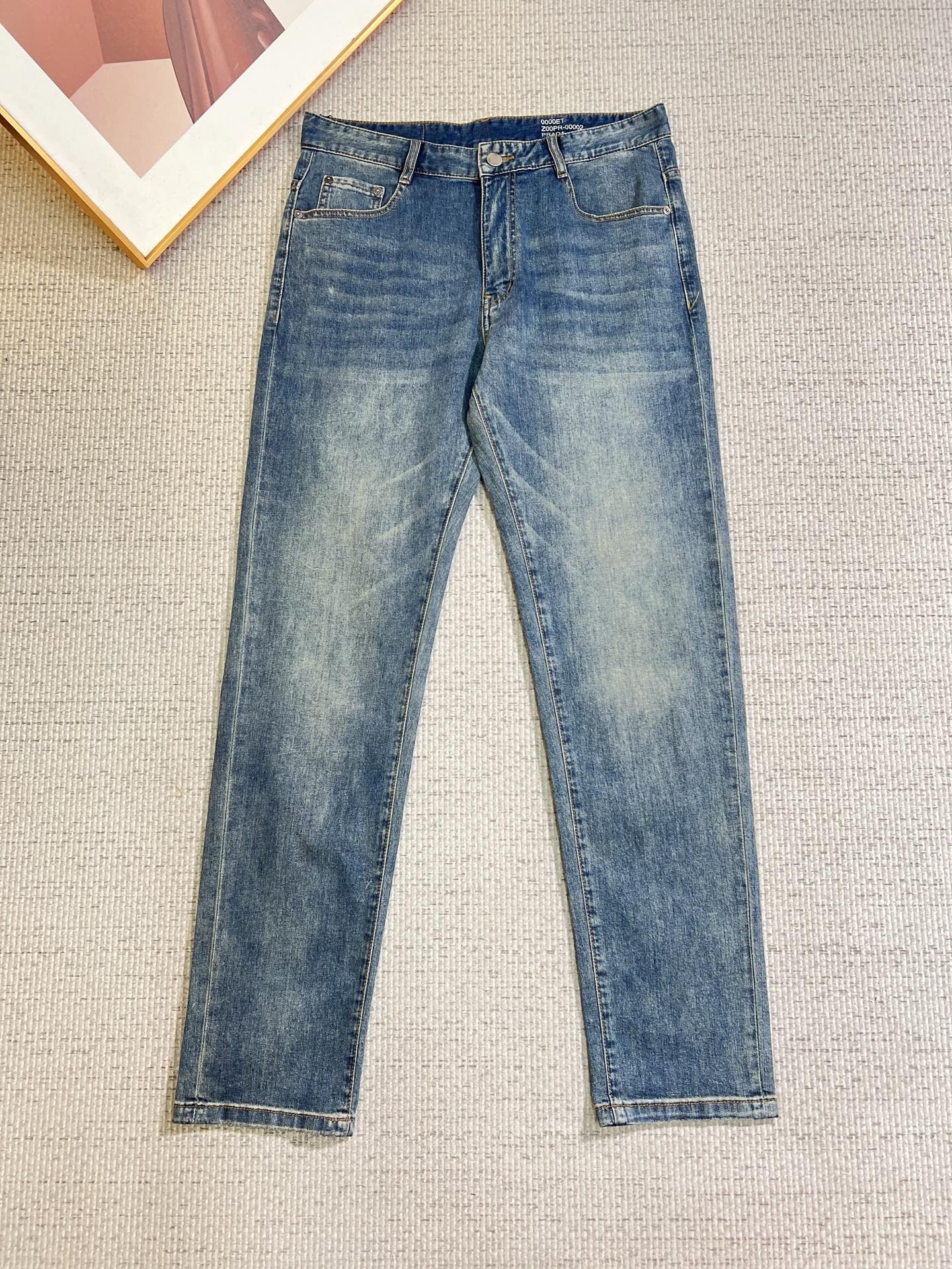 NO:777210,PRADA Men's jeans, official album and poster outfit!  High-grade imported denim raw-color fabrics are supplied to customers. The pure 13oz ounce fabrics from Okayama, Japan are specially selected. Heavy-duty environmentally friendly plant enzyme washing process is used. The texture has a light retro color, which is quite beautiful. It is very suitable for autumn and winter colors. The fabric is soft and delicate after washing, but has strong bones and a slight elasticity, providing an excellent comfortable experience. There is no damage from any technological elements throughout the body, retaining the purest tannin color!  The details throughout the body are perfect, exquisite and sophisticated. The latest leather label on the waist highlights the brand's characteristics. The hardware accessories, leather label and wiring all reflect the craftsmanship!  The silhouette is perfectly tailored and has excellent butt lift and slimming effect. It can be easily matched with any top in the wardrobe. It has wide compatibility and is suitable for various daily wear. The upper body is full of style. It is a must-have trousers for those who are obsessed with quality control and 1V!  Size 29-40 No 35 37,,prada,prada,jeans,19860909PRADA 普拉达 男士牛仔裤,官宣画册海报穿搭款！ 客供高级进口的丹宁原色面料,特选日本冈山纯正13oz 盎司布料,重磅环保植物酵素水洗工艺,肌理有着淡淡的复古色彩,相当漂亮,极符合秋冬的配色,面料经过水洗后柔软细腻,但筋骨感极强,且略带弹力,提供了绝佳的舒适体验,通身无任何工艺元素破坏,保留了最纯粹的丹宁本色！通身细节完美如斯,精湛且考究,最新的腰部皮标彰显了品牌特质,五金配件、皮标、走线无不体现出匠心工艺！版型剪裁完美,提臀修身效果绝佳,可轻松横扫衣橱任何的上装搭配,兼容性广泛,满足于日常各种穿搭,上身型款十足,于品质控及1V迷控者必入型裤装！ 尺码29-40 无35 37,,prada,prada,jeans,,Men's clothing