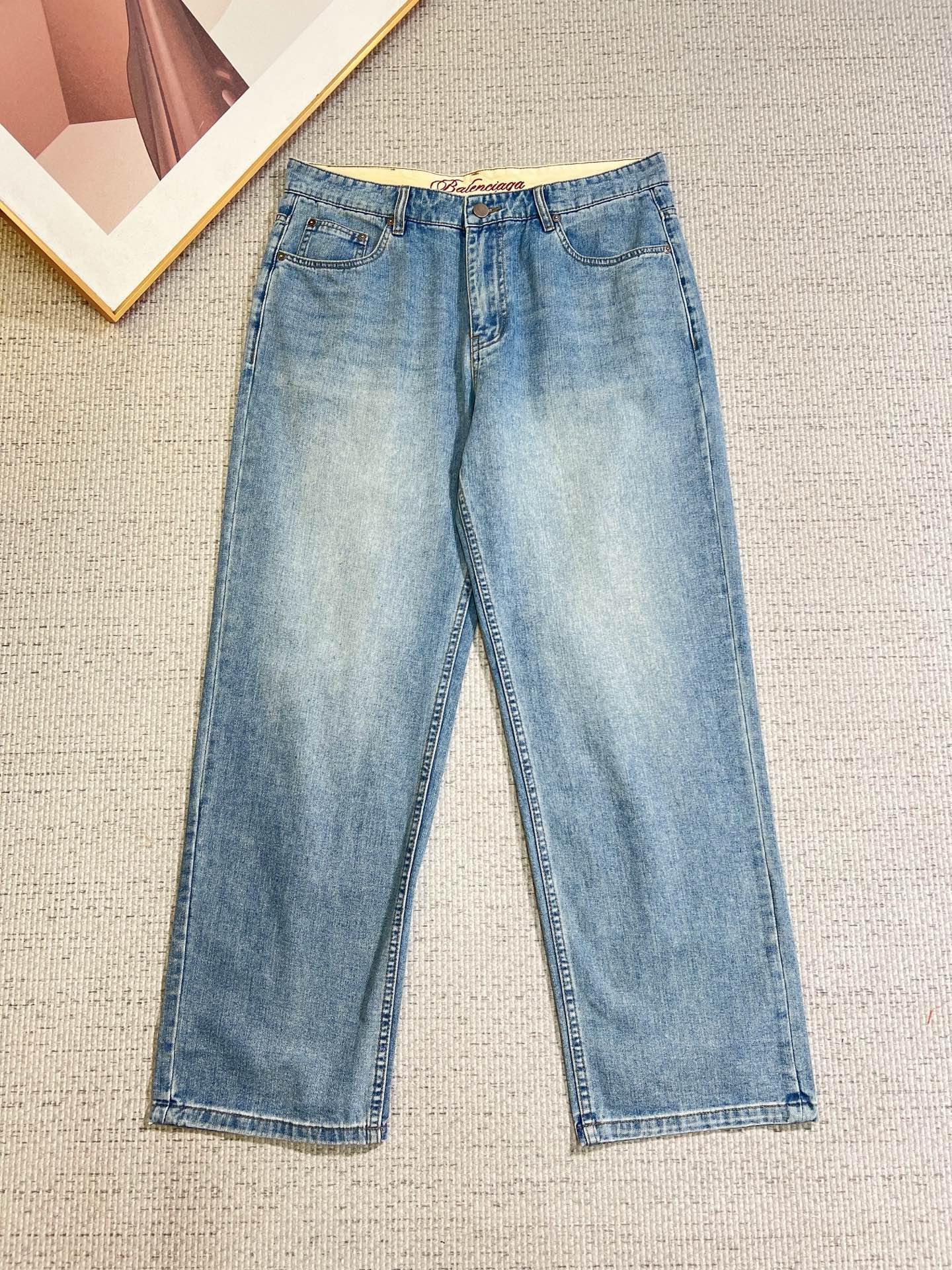 NO:777206,Balenciaga men's jeans, official album and poster style!  High-grade imported denim raw-color fabrics are supplied to customers. The pure 13oz ounce fabrics from Okayama, Japan are specially selected. Heavy-duty environmentally friendly plant enzyme washing process is used. The texture has a light retro color, which is quite beautiful. It is very suitable for autumn and winter colors. The fabric is soft and delicate after washing, but has strong bones and a slight elasticity, providing an excellent comfortable experience. There is no damage from any technological elements throughout the body, retaining the purest tannin color!  The details throughout the body are perfect, exquisite and sophisticated. The latest leather label on the waist highlights the brand's characteristics. The hardware accessories, leather label and wiring all reflect the craftsmanship!  The silhouette is perfectly tailored and has excellent butt lift and slimming effect. It can be easily matched with any top in the wardrobe. It has wide compatibility and is suitable for various daily wear. The upper body is full of style. It is a must-have trousers for those who are obsessed with quality control and 1V!  Size 29-40 No 35 37,,balenciaga,jeans,19860909巴黎世家 男士牛仔裤,官宣画册海报穿搭款！ 客供高级进口的丹宁原色面料,特选日本冈山纯正13oz 盎司布料,重磅环保植物酵素水洗工艺,肌理有着淡淡的复古色彩,相当漂亮,极符合秋冬的配色,面料经过水洗后柔软细腻,但筋骨感极强,且略带弹力,提供了绝佳的舒适体验,通身无任何工艺元素破坏,保留了最纯粹的丹宁本色！通身细节完美如斯,精湛且考究,最新的腰部皮标彰显了品牌特质,五金配件、皮标、走线无不体现出匠心工艺！版型剪裁完美,提臀修身效果绝佳,可轻松横扫衣橱任何的上装搭配,兼容性广泛,满足于日常各种穿搭,上身型款十足,于品质控及1V迷控者必入型裤装！ 尺码29-40 无35 37,,balenciaga,jeans,,Men's clothing