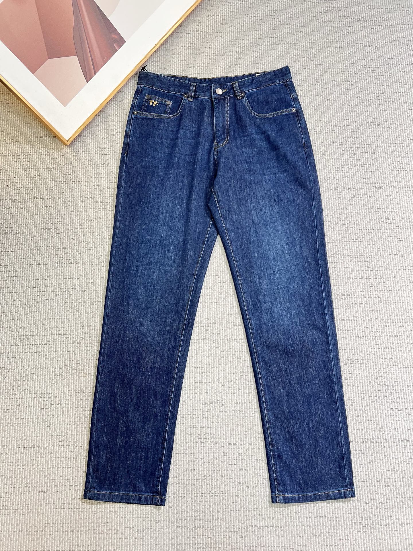 NO:777198,TF men's jeans, official album and poster outfit!  High-grade imported denim raw-color fabrics are supplied to customers. The pure 13oz ounce fabrics from Okayama, Japan are specially selected. Heavy-duty environmentally friendly plant enzyme washing process is used. The texture has a light retro color, which is quite beautiful. It is very suitable for autumn and winter colors. The fabric is soft and delicate after washing, but has strong bones and a slight elasticity, providing an excellent comfortable experience. There is no damage from any technological elements throughout the body, retaining the purest tannin color!  The details throughout the body are perfect, exquisite and sophisticated. The latest leather label on the waist highlights the brand's characteristics. The hardware accessories, leather label and wiring all reflect the craftsmanship!  The silhouette is perfectly tailored and has excellent butt lift and slimming effect. It can be easily matched with any top in the wardrobe. It has wide compatibility and is suitable for various daily wear. The upper body is full of style. It is a must-have trousers for those who are obsessed with quality control and 1V!  Size 29-40 No 35 37,,tom ford,jeans,19860909TF 男士牛仔裤,官宣画册海报穿搭款！ 客供高级进口的丹宁原色面料,特选日本冈山纯正13oz 盎司布料,重磅环保植物酵素水洗工艺,肌理有着淡淡的复古色彩,相当漂亮,极符合秋冬的配色,面料经过水洗后柔软细腻,但筋骨感极强,且略带弹力,提供了绝佳的舒适体验,通身无任何工艺元素破坏,保留了最纯粹的丹宁本色！通身细节完美如斯,精湛且考究,最新的腰部皮标彰显了品牌特质,五金配件、皮标、走线无不体现出匠心工艺！版型剪裁完美,提臀修身效果绝佳,可轻松横扫衣橱任何的上装搭配,兼容性广泛,满足于日常各种穿搭,上身型款十足,于品质控及1V迷控者必入型裤装！ 尺码29-40 无35 37,,tom ford,jeans,,Men's clothing