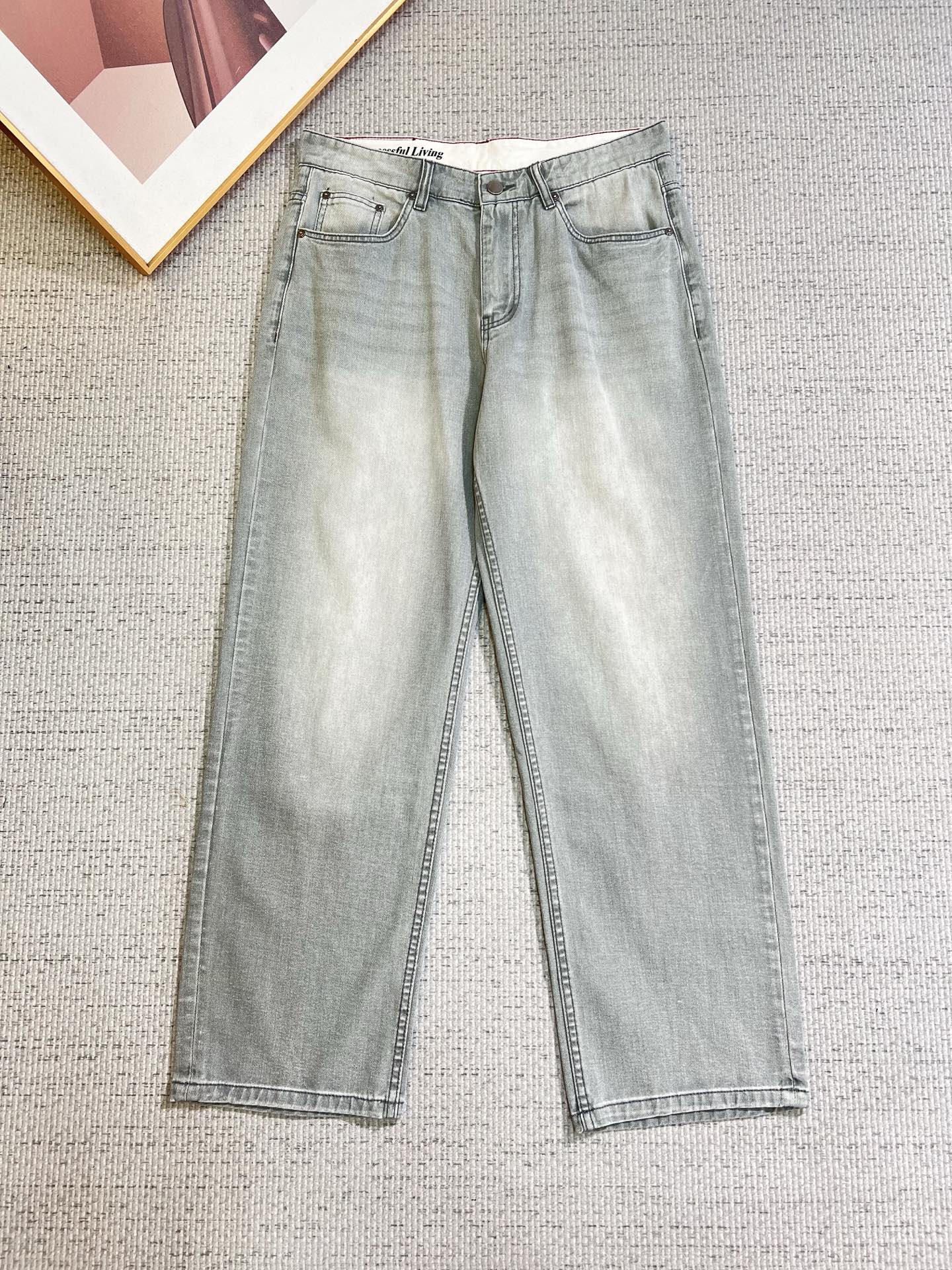 NO:777202,Hermès men's jeans, official album and poster outfit style!  High-grade imported denim raw-color fabrics are supplied to customers. The pure 13oz ounce fabrics from Okayama, Japan are specially selected. Heavy-duty environmentally friendly plant enzyme washing process is used. The texture has a light retro color, which is quite beautiful. It is very suitable for autumn and winter colors. The fabric is soft and delicate after washing, but has strong bones and a slight elasticity, providing an excellent comfortable experience. There is no damage from any technological elements throughout the body, retaining the purest tannin color!  The details throughout the body are perfect, exquisite and sophisticated. The latest leather label on the waist highlights the brand's characteristics. The hardware accessories, leather label and wiring all reflect the craftsmanship!  The silhouette is perfectly tailored and has excellent butt lift and slimming effect. It can be easily matched with any top in the wardrobe. It has wide compatibility and is suitable for various daily wear. The upper body is full of style. It is a must-have trousers for those who are obsessed with quality control and 1V!  Size 29-40 No 35 37,,hermes,jeans,19860909爱马仕 男士牛仔裤,官宣画册海报穿搭款！ 客供高级进口的丹宁原色面料,特选日本冈山纯正13oz 盎司布料,重磅环保植物酵素水洗工艺,肌理有着淡淡的复古色彩,相当漂亮,极符合秋冬的配色,面料经过水洗后柔软细腻,但筋骨感极强,且略带弹力,提供了绝佳的舒适体验,通身无任何工艺元素破坏,保留了最纯粹的丹宁本色！通身细节完美如斯,精湛且考究,最新的腰部皮标彰显了品牌特质,五金配件、皮标、走线无不体现出匠心工艺！版型剪裁完美,提臀修身效果绝佳,可轻松横扫衣橱任何的上装搭配,兼容性广泛,满足于日常各种穿搭,上身型款十足,于品质控及1V迷控者必入型裤装！ 尺码29-40 无35 37,,hermes,jeans,,Men's clothing