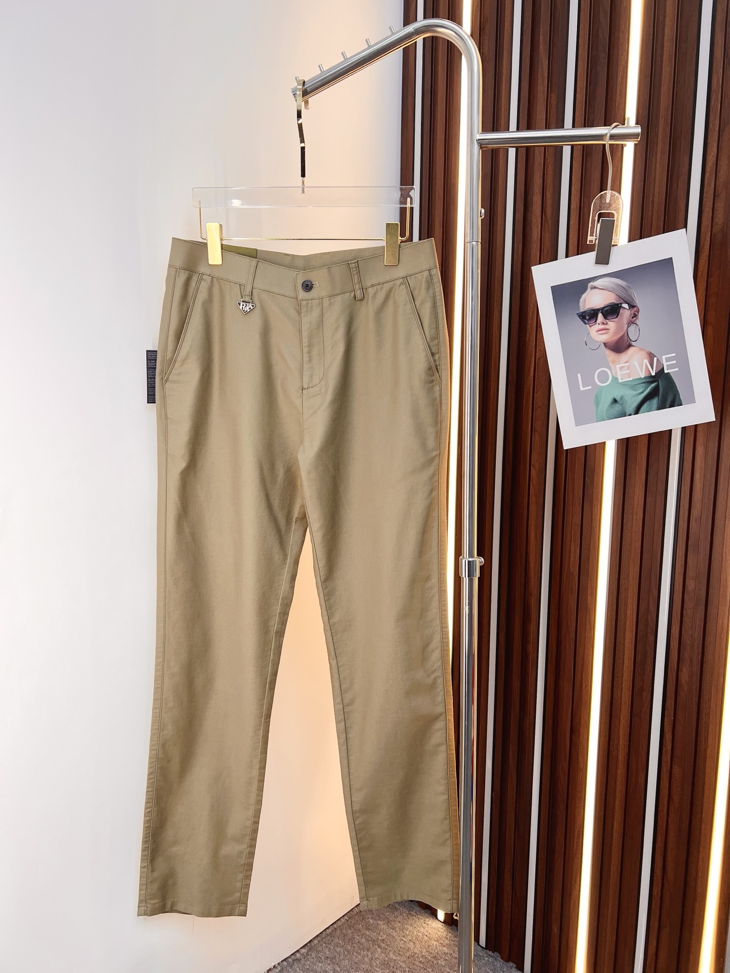 NO:849662,PRADA Casual pants, trousers 2025SS autumn and winter new style, special fabric for advanced custom pants, customized original hardware, heavy craftsmanship, fine turning and routing, customized fabric, soft and comfortable, significant texture, exquisite accessories, great upper body effect, complete three standards, standard size 30-40,, prada, prada,19860909PRADA 普拉达 休闲裤 西裤2025SS秋冬新款 高级定制裤子专用面料 定制原版五金 重工工艺打造 车工走线精细 定制面料 柔软舒适 质感显著 辅料精美 上身效果超赞 三标齐全 标准尺码30-40,,prada,prada,,Men's clothing
