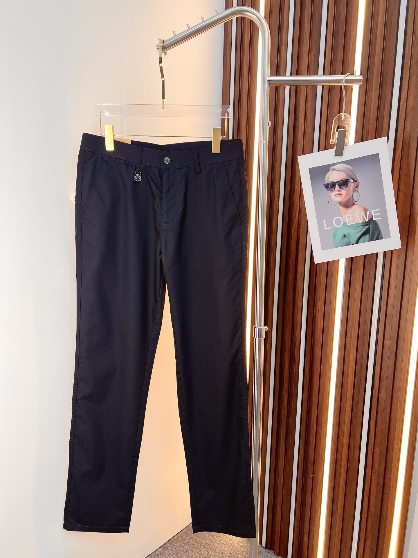 NO:849677,Loewe casual pants, trousers 2025SS autumn and winter new style, special fabric for advanced custom pants, customized original hardware, heavy craftsmanship, fine lathe routing, customized fabric, soft and comfortable, significant texture, exquisite accessories, great upper body effect, complete three standards, standard size 30-40,,loewe,19860909罗意威 休闲裤 西裤2025SS秋冬新款 高级定制裤子专用面料 定制原版五金 重工工艺打造 车工走线精细 定制面料 柔软舒适 质感显著 辅料精美 上身效果超赞 三标齐全 标准尺码30-40,,loewe,,Men's clothing