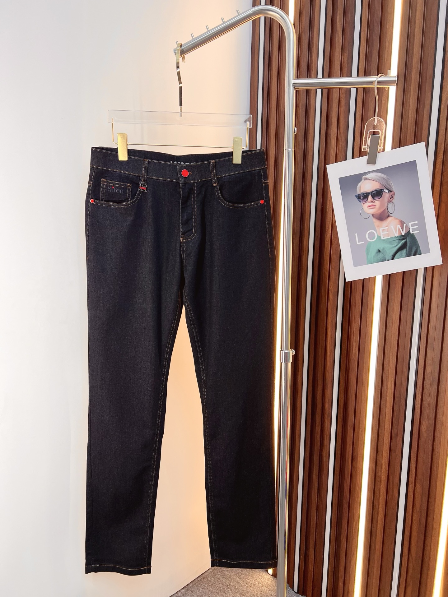 NO:849653,Kiton Casual Pants, Western Pants 2025SS Autumn and Winter New Style, Special Fabric for Advanced Customized Pants, Customized Original Hardware, Heavy Craftsmanship, Fine Turning, Customized Fabric, Soft and Comfortable, Remarkable Texture, Exquisite Accessories, Great Upper Body Effect, Complete Three Standards, Standard Size 30-40,,19860909Kiton 休闲裤 西裤2025SS秋冬新款 高级定制裤子专用面料 定制原版五金 重工工艺打造 车工走线精细 定制面料 柔软舒适 质感显著 辅料精美 上身效果超赞 三标齐全 标准尺码30-40,,,Men's clothing