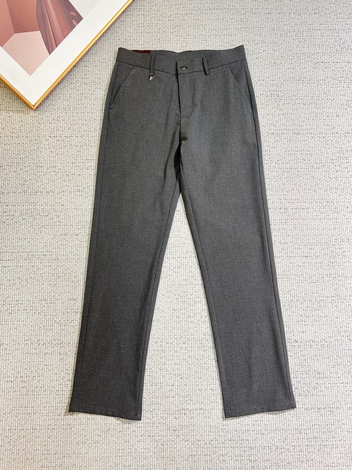 NO:746689,TF men's casual pants, official album and poster style!  High-grade imported denim raw-color fabrics are supplied to customers, and the pure 13oz ounce corduroy fabrics from Okayama, Japan are specially selected. Heavy-duty environmentally friendly plant enzyme washing process is used. The texture has a light retro color, which is quite beautiful and perfectly matches the autumn and winter colors. After washing, the fabric is soft and delicate, but has a strong sense of bones and a slight stretch, providing an excellent comfortable experience. There is no damage from any technological elements throughout the body, and the purest tannin color is retained!  The details throughout the body are perfect, exquisite and sophisticated. The latest leather label on the waist highlights the brand's characteristics. The hardware accessories, leather label and wiring all reflect the craftsmanship!  The silhouette is perfectly tailored and has excellent butt lift and slimming effect. It can be easily matched with any top in the wardrobe. It has wide compatibility and is suitable for various daily wear. The upper body is full of style. It is a must-have trousers for those who are obsessed with quality control and 1V!  Size 30-40 No 35 37,,tom ford,19860909TF 男士休闲裤,官宣画册海报穿搭款！ 客供高级进口的丹宁原色面料,特选日本冈山纯正13oz 盎司灯芯绒布料,重磅环保植物酵素水洗工艺,肌理有着淡淡的复古色彩,相当漂亮,极符合秋冬的配色,面料经过水洗后柔软细腻,但筋骨感极强,且略带弹力,提供了绝佳的舒适体验,通身无任何工艺元素破坏,保留了最纯粹的丹宁本色！通身细节完美如斯,精湛且考究,最新的腰部皮标彰显了品牌特质,五金配件、皮标、走线无不体现出匠心工艺！版型剪裁完美,提臀修身效果绝佳,可轻松横扫衣橱任何的上装搭配,兼容性广泛,满足于日常各种穿搭,上身型款十足,于品质控及1V迷控者必入型裤装！ 尺码30-40 无35 37,,tom ford,,Men's clothing
