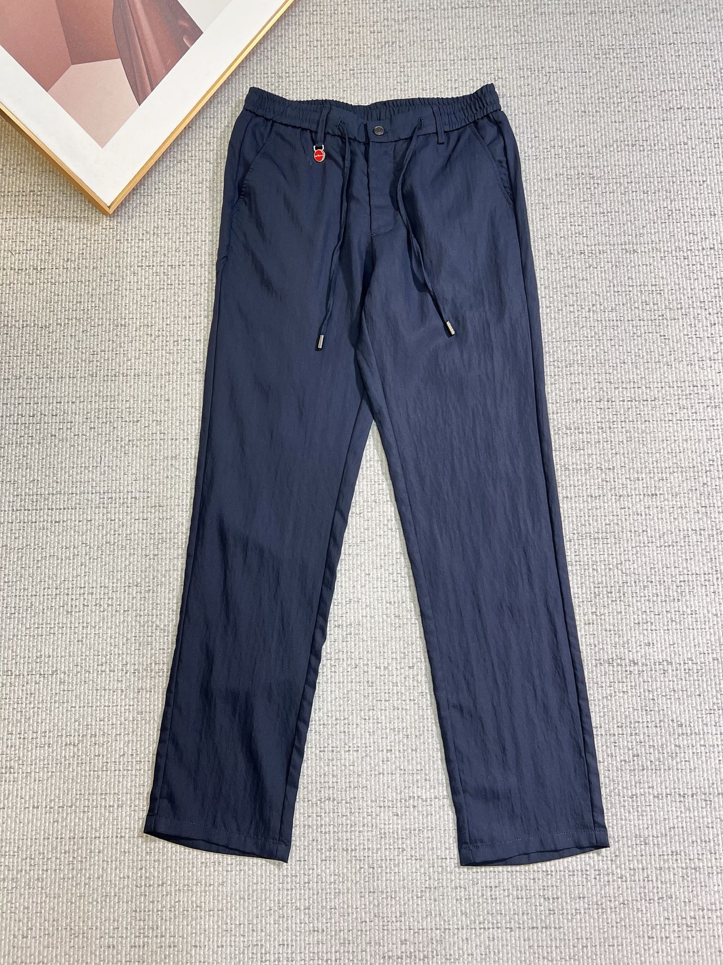 NO:746692,Kiton men's casual pants, official album and poster wear style!  High-grade imported denim raw-color fabrics are supplied to customers, and the pure 13oz ounce corduroy fabrics from Okayama, Japan are specially selected. Heavy-duty environmentally friendly plant enzyme washing process is used. The texture has a light retro color, which is quite beautiful and perfectly matches the autumn and winter colors. After washing, the fabric is soft and delicate, but has a strong sense of bones and a slight stretch, providing an excellent comfortable experience. There is no damage from any technological elements throughout the body, and the purest tannin color is retained!  The details throughout the body are perfect, exquisite and sophisticated. The latest leather label on the waist highlights the brand's characteristics. The hardware accessories, leather label and wiring all reflect the craftsmanship!  The silhouette is perfectly tailored and has excellent butt lift and slimming effect. It can be easily matched with any top in the wardrobe. It has wide compatibility and is suitable for various daily wear. The upper body is full of style. It is a must-have trousers for those who are obsessed with quality control and 1V!  Size 30-40 No 35 37,,19860909Kiton 男士休闲裤,官宣画册海报穿搭款！ 客供高级进口的丹宁原色面料,特选日本冈山纯正13oz 盎司灯芯绒布料,重磅环保植物酵素水洗工艺,肌理有着淡淡的复古色彩,相当漂亮,极符合秋冬的配色,面料经过水洗后柔软细腻,但筋骨感极强,且略带弹力,提供了绝佳的舒适体验,通身无任何工艺元素破坏,保留了最纯粹的丹宁本色！通身细节完美如斯,精湛且考究,最新的腰部皮标彰显了品牌特质,五金配件、皮标、走线无不体现出匠心工艺！版型剪裁完美,提臀修身效果绝佳,可轻松横扫衣橱任何的上装搭配,兼容性广泛,满足于日常各种穿搭,上身型款十足,于品质控及1V迷控者必入型裤装！ 尺码30-40 无35 37,,,Men's clothing