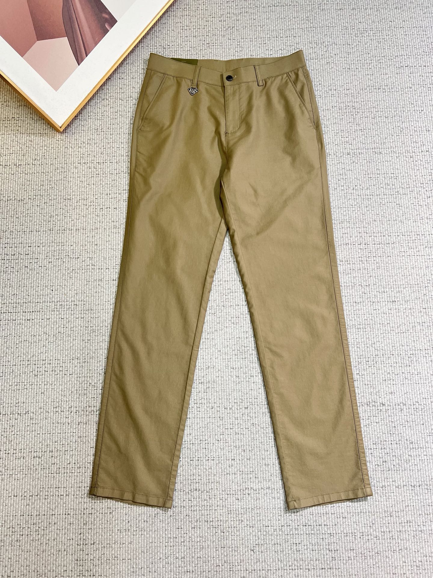 NO:746696,PRADA Men's casual pants, official album and poster wear style!  High-grade imported denim raw-color fabrics are supplied to customers, and the pure 13oz ounce corduroy fabrics from Okayama, Japan are specially selected. Heavy-duty environmentally friendly plant enzyme washing process is used. The texture has a light retro color, which is quite beautiful and perfectly matches the autumn and winter colors. After washing, the fabric is soft and delicate, but has a strong sense of bones and a slight stretch, providing an excellent comfortable experience. There is no damage from any technological elements throughout the body, and the purest tannin color is retained!  The details throughout the body are perfect, exquisite and sophisticated. The latest leather label on the waist highlights the brand's characteristics. The hardware accessories, leather label and wiring all reflect the craftsmanship!  The silhouette is perfectly tailored and has excellent butt lift and slimming effect. It can be easily matched with any top in the wardrobe. It has wide compatibility and is suitable for various daily wear. The upper body is full of style. It is a must-have trousers for those who are obsessed with quality control and 1V!  Size 30-40 No 35 37,,prada,prada,19860909PRADA 普拉达 男士休闲裤,官宣画册海报穿搭款！ 客供高级进口的丹宁原色面料,特选日本冈山纯正13oz 盎司灯芯绒布料,重磅环保植物酵素水洗工艺,肌理有着淡淡的复古色彩,相当漂亮,极符合秋冬的配色,面料经过水洗后柔软细腻,但筋骨感极强,且略带弹力,提供了绝佳的舒适体验,通身无任何工艺元素破坏,保留了最纯粹的丹宁本色！通身细节完美如斯,精湛且考究,最新的腰部皮标彰显了品牌特质,五金配件、皮标、走线无不体现出匠心工艺！版型剪裁完美,提臀修身效果绝佳,可轻松横扫衣橱任何的上装搭配,兼容性广泛,满足于日常各种穿搭,上身型款十足,于品质控及1V迷控者必入型裤装！ 尺码30-40 无35 37,,prada,prada,,Men's clothing