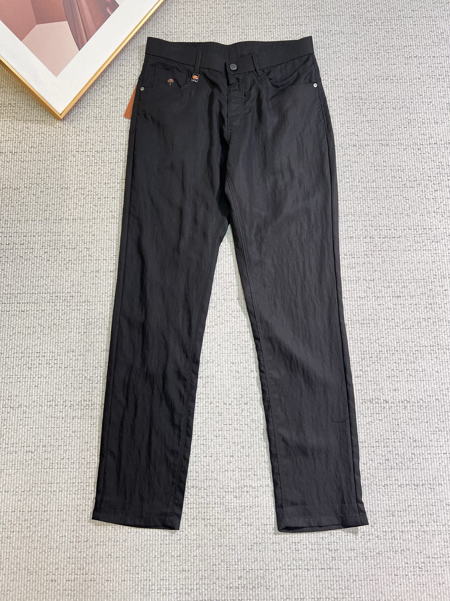 NO:746700,L P men's casual pants, official album and poster wear style!  High-grade imported denim raw-color fabrics are supplied to customers, and the pure 13oz ounce corduroy fabrics from Okayama, Japan are specially selected. Heavy-duty environmentally friendly plant enzyme washing process is used. The texture has a light retro color, which is quite beautiful and perfectly matches the autumn and winter colors. After washing, the fabric is soft and delicate, but has a strong sense of bones and a slight stretch, providing an excellent comfortable experience. There is no damage from any technological elements throughout the body, and the purest tannin color is retained!  The details throughout the body are perfect, exquisite and sophisticated. The latest leather label on the waist highlights the brand's characteristics. The hardware accessories, leather label and wiring all reflect the craftsmanship!  The silhouette is perfectly tailored and has excellent butt lift and slimming effect. It can be easily matched with any top in the wardrobe. It has wide compatibility and is suitable for various daily wear. The upper body is full of style. It is a must-have trousers for those who are obsessed with quality control and 1V!  Size 30-40 No 35 37,,19860909L P 男士休闲裤,官宣画册海报穿搭款！ 客供高级进口的丹宁原色面料,特选日本冈山纯正13oz 盎司灯芯绒布料,重磅环保植物酵素水洗工艺,肌理有着淡淡的复古色彩,相当漂亮,极符合秋冬的配色,面料经过水洗后柔软细腻,但筋骨感极强,且略带弹力,提供了绝佳的舒适体验,通身无任何工艺元素破坏,保留了最纯粹的丹宁本色！通身细节完美如斯,精湛且考究,最新的腰部皮标彰显了品牌特质,五金配件、皮标、走线无不体现出匠心工艺！版型剪裁完美,提臀修身效果绝佳,可轻松横扫衣橱任何的上装搭配,兼容性广泛,满足于日常各种穿搭,上身型款十足,于品质控及1V迷控者必入型裤装！ 尺码30-40 无35 37,,,Men's clothing