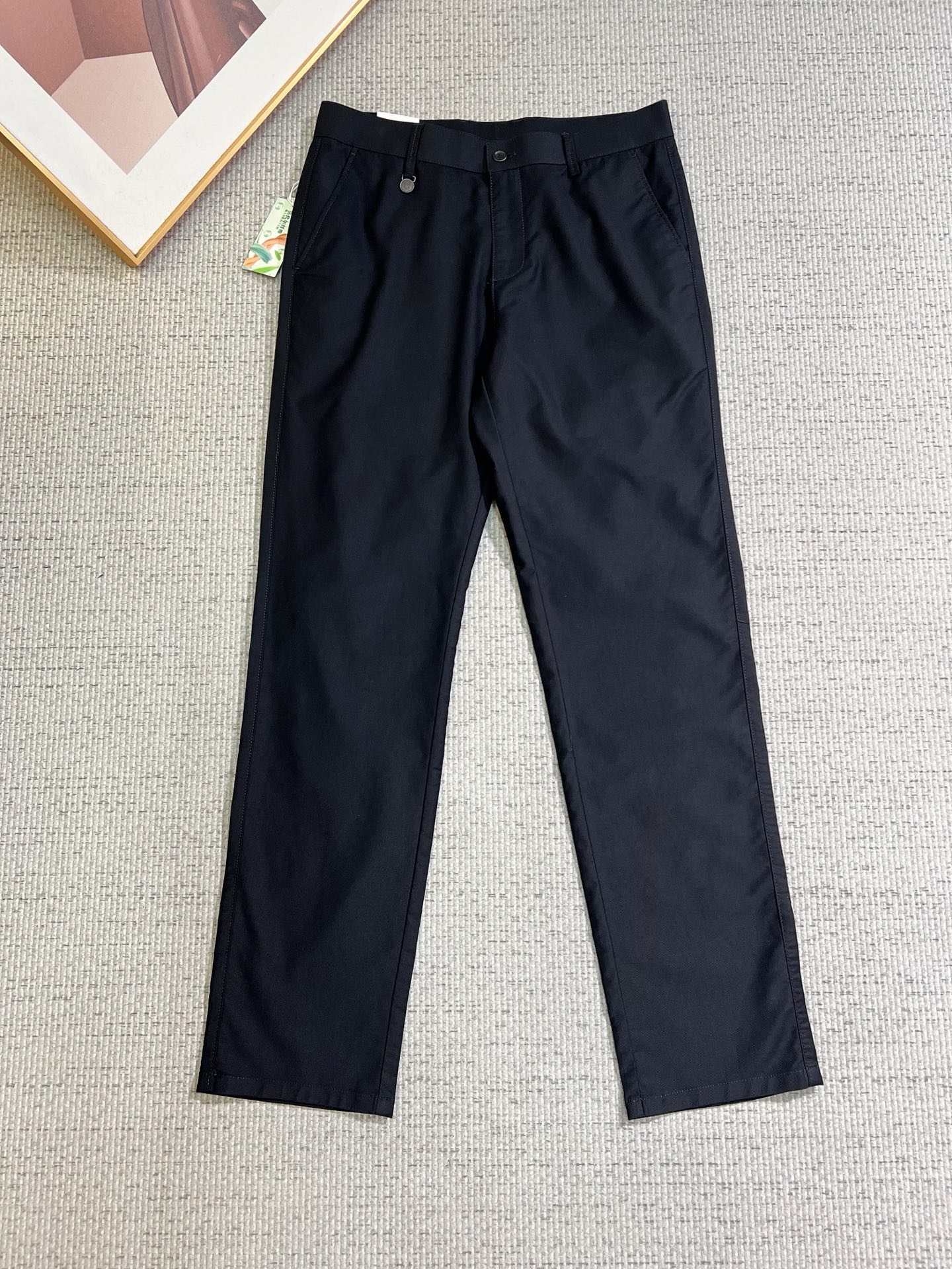 NO:746703,BC men's casual pants, official album and poster wear style!  High-grade imported denim raw-color fabrics are supplied to customers, and the pure 13oz ounce corduroy fabrics from Okayama, Japan are specially selected. Heavy-duty environmentally friendly plant enzyme washing process is used. The texture has a light retro color, which is quite beautiful and perfectly matches the autumn and winter colors. After washing, the fabric is soft and delicate, but has a strong sense of bones and a slight stretch, providing an excellent comfortable experience. There is no damage from any technological elements throughout the body, and the purest tannin color is retained!  The details throughout the body are perfect, exquisite and sophisticated. The latest leather label on the waist highlights the brand's characteristics. The hardware accessories, leather label and wiring all reflect the craftsmanship!  The silhouette is perfectly tailored and has excellent butt lift and slimming effect. It can be easily matched with any top in the wardrobe. It has wide compatibility and is suitable for various daily wear. The upper body is full of style. It is a must-have trousers for those who are obsessed with quality control and 1V!  Size 30-40 No 35 37,,19860909BC 男士休闲裤,官宣画册海报穿搭款！ 客供高级进口的丹宁原色面料,特选日本冈山纯正13oz 盎司灯芯绒布料,重磅环保植物酵素水洗工艺,肌理有着淡淡的复古色彩,相当漂亮,极符合秋冬的配色,面料经过水洗后柔软细腻,但筋骨感极强,且略带弹力,提供了绝佳的舒适体验,通身无任何工艺元素破坏,保留了最纯粹的丹宁本色！通身细节完美如斯,精湛且考究,最新的腰部皮标彰显了品牌特质,五金配件、皮标、走线无不体现出匠心工艺！版型剪裁完美,提臀修身效果绝佳,可轻松横扫衣橱任何的上装搭配,兼容性广泛,满足于日常各种穿搭,上身型款十足,于品质控及1V迷控者必入型裤装！ 尺码30-40 无35 37,,,Men's clothing