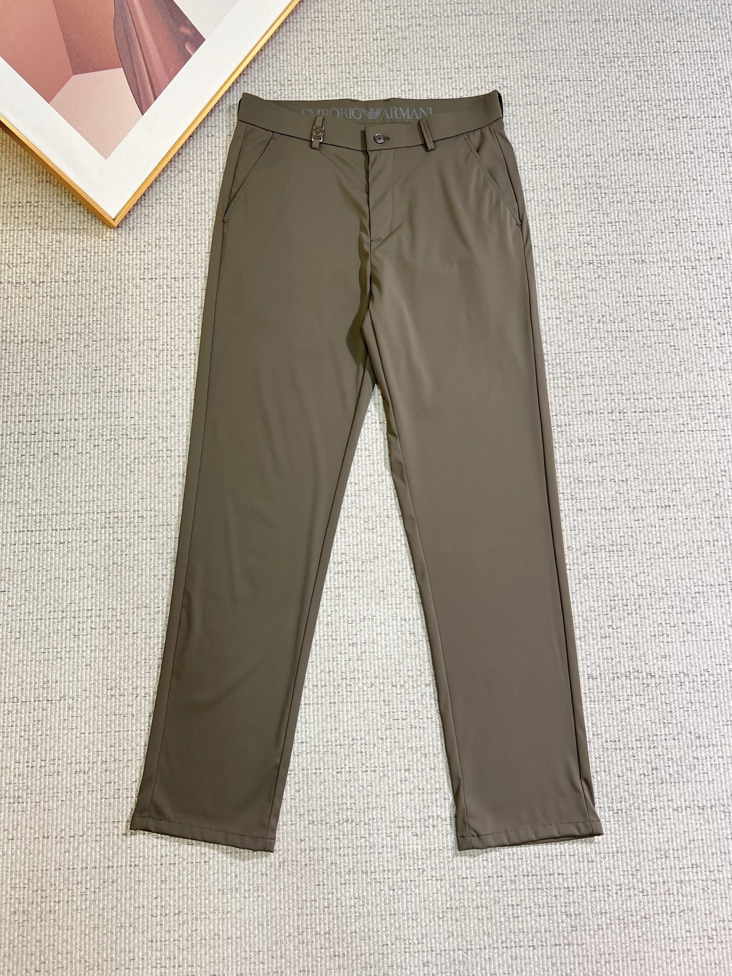 NO:746704,Armani Armani men's casual pants, official album and poster wear style!  High-grade imported denim raw-color fabrics are supplied to customers, and the pure 13oz ounce corduroy fabrics from Okayama, Japan are specially selected. Heavy-duty environmentally friendly plant enzyme washing process is used. The texture has a light retro color, which is quite beautiful and perfectly matches the autumn and winter colors. After washing, the fabric is soft and delicate, but has a strong sense of bones and a slight stretch, providing an excellent comfortable experience. There is no damage from any technological elements throughout the body, and the purest tannin color is retained!  The details throughout the body are perfect, exquisite and sophisticated. The latest leather label on the waist highlights the brand's characteristics. The hardware accessories, leather label and wiring all reflect the craftsmanship!  The silhouette is perfectly tailored and has excellent butt lift and slimming effect. It can be easily matched with any top in the wardrobe. It has wide compatibility and is suitable for various daily wear. The upper body is full of style. It is a must-have trousers for those who are obsessed with quality control and 1V!  Size 30-40 No 35 37,,armani,armani,19860909Armani 阿玛尼 男士休闲裤,官宣画册海报穿搭款！ 客供高级进口的丹宁原色面料,特选日本冈山纯正13oz 盎司灯芯绒布料,重磅环保植物酵素水洗工艺,肌理有着淡淡的复古色彩,相当漂亮,极符合秋冬的配色,面料经过水洗后柔软细腻,但筋骨感极强,且略带弹力,提供了绝佳的舒适体验,通身无任何工艺元素破坏,保留了最纯粹的丹宁本色！通身细节完美如斯,精湛且考究,最新的腰部皮标彰显了品牌特质,五金配件、皮标、走线无不体现出匠心工艺！版型剪裁完美,提臀修身效果绝佳,可轻松横扫衣橱任何的上装搭配,兼容性广泛,满足于日常各种穿搭,上身型款十足,于品质控及1V迷控者必入型裤装！ 尺码30-40 无35 37,,armani,armani,,Men's clothing