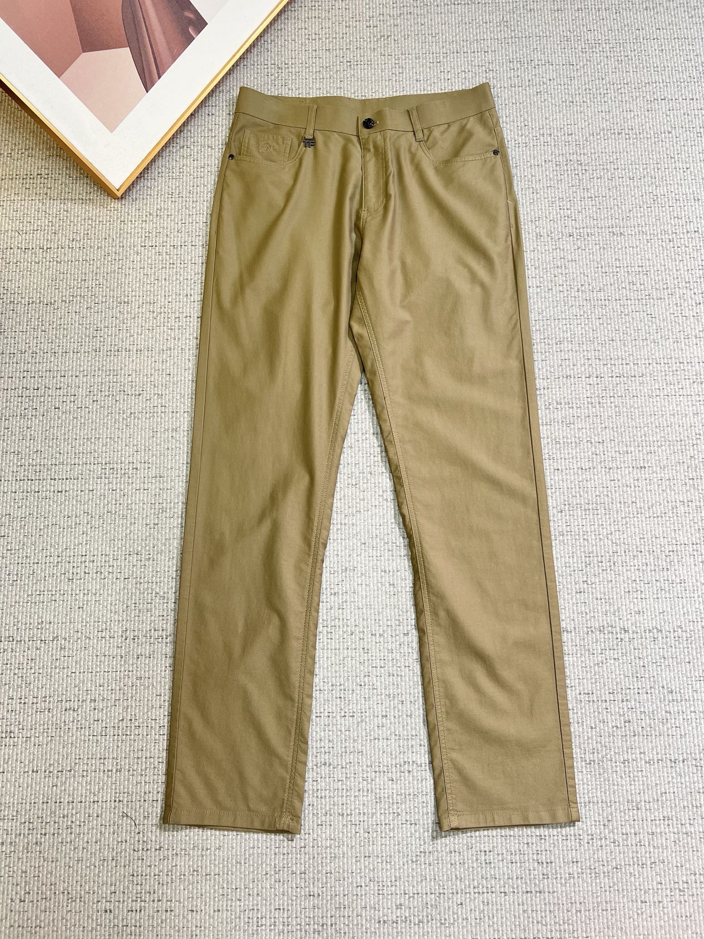 NO:746707,TF men's casual pants, official album and poster style!  High-grade imported denim raw-color fabrics are supplied to customers, and the pure 13oz ounce corduroy fabrics from Okayama, Japan are specially selected. Heavy-duty environmentally friendly plant enzyme washing process is used. The texture has a light retro color, which is quite beautiful and perfectly matches the autumn and winter colors. After washing, the fabric is soft and delicate, but has a strong sense of bones and a slight stretch, providing an excellent comfortable experience. There is no damage from any technological elements throughout the body, and the purest tannin color is retained!  The details throughout the body are perfect, exquisite and sophisticated. The latest leather label on the waist highlights the brand's characteristics. The hardware accessories, leather label and wiring all reflect the craftsmanship!  The silhouette is perfectly tailored and has excellent butt lift and slimming effect. It can be easily matched with any top in the wardrobe. It has wide compatibility and is suitable for various daily wear. The upper body is full of style. It is a must-have trousers for those who are obsessed with quality control and 1V!  Size 30-40 No 35 37,,tom ford,19860909TF 男士休闲裤,官宣画册海报穿搭款！ 客供高级进口的丹宁原色面料,特选日本冈山纯正13oz 盎司灯芯绒布料,重磅环保植物酵素水洗工艺,肌理有着淡淡的复古色彩,相当漂亮,极符合秋冬的配色,面料经过水洗后柔软细腻,但筋骨感极强,且略带弹力,提供了绝佳的舒适体验,通身无任何工艺元素破坏,保留了最纯粹的丹宁本色！通身细节完美如斯,精湛且考究,最新的腰部皮标彰显了品牌特质,五金配件、皮标、走线无不体现出匠心工艺！版型剪裁完美,提臀修身效果绝佳,可轻松横扫衣橱任何的上装搭配,兼容性广泛,满足于日常各种穿搭,上身型款十足,于品质控及1V迷控者必入型裤装！ 尺码30-40 无35 37,,tom ford,,Men's clothing