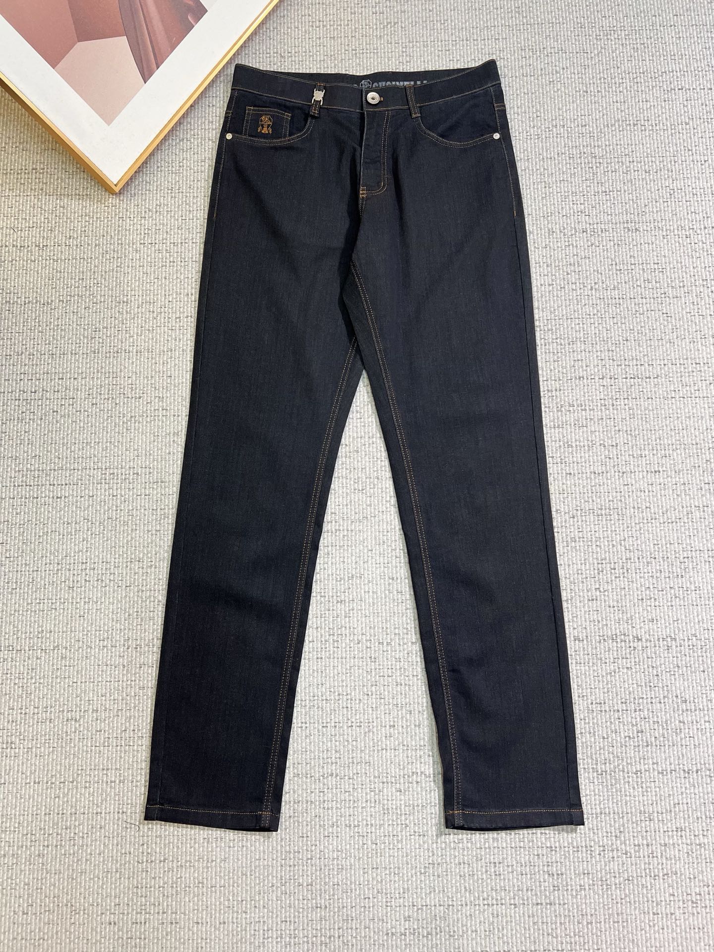 NO:746694,BC men's casual jeans, official album and poster style!  High-grade imported denim raw-color fabrics are supplied to customers, and the pure 13oz ounce corduroy fabrics from Okayama, Japan are specially selected. Heavy-duty environmentally friendly plant enzyme washing process is used. The texture has a light retro color, which is quite beautiful and perfectly matches the autumn and winter colors. After washing, the fabric is soft and delicate, but has a strong sense of bones and a slight stretch, providing an excellent comfortable experience. There is no damage from any technological elements throughout the body, and the purest tannin color is retained!  The details throughout the body are perfect, exquisite and sophisticated. The latest leather label on the waist highlights the brand's characteristics. The hardware accessories, leather label and wiring all reflect the craftsmanship!  The silhouette is perfectly tailored and has excellent butt lift and slimming effect. It can be easily matched with any top in the wardrobe. It has wide compatibility and is suitable for various daily wear. The upper body is full of style. It is a must-have trousers for those who are obsessed with quality control and 1V!  Size 30-40 No 35 37,,jeans,19860909BC 男士休闲牛仔裤,官宣画册海报穿搭款！ 客供高级进口的丹宁原色面料,特选日本冈山纯正13oz 盎司灯芯绒布料,重磅环保植物酵素水洗工艺,肌理有着淡淡的复古色彩,相当漂亮,极符合秋冬的配色,面料经过水洗后柔软细腻,但筋骨感极强,且略带弹力,提供了绝佳的舒适体验,通身无任何工艺元素破坏,保留了最纯粹的丹宁本色！通身细节完美如斯,精湛且考究,最新的腰部皮标彰显了品牌特质,五金配件、皮标、走线无不体现出匠心工艺！版型剪裁完美,提臀修身效果绝佳,可轻松横扫衣橱任何的上装搭配,兼容性广泛,满足于日常各种穿搭,上身型款十足,于品质控及1V迷控者必入型裤装！ 尺码30-40 无35 37,,jeans,,Men's clothing