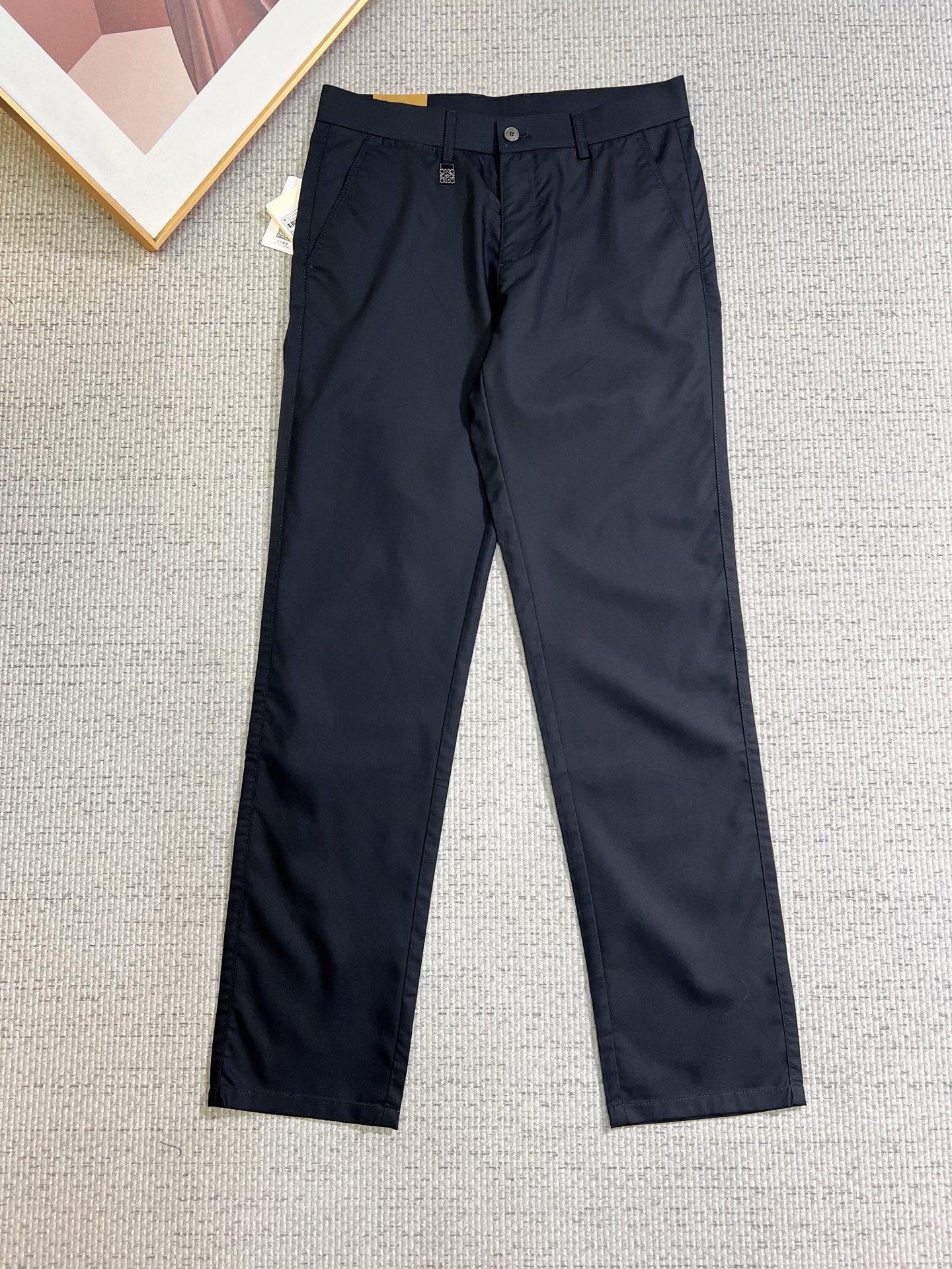 NO:746710,Luo Yiwei men's casual pants, official album and poster wear style!  High-grade imported denim raw-color fabrics are supplied to customers, and the pure 13oz ounce corduroy fabrics from Okayama, Japan are specially selected. Heavy-duty environmentally friendly plant enzyme washing process is used. The texture has a light retro color, which is quite beautiful and perfectly matches the autumn and winter colors. After washing, the fabric is soft and delicate, but has a strong sense of bones and a slight stretch, providing an excellent comfortable experience. There is no damage from any technological elements throughout the body, and the purest tannin color is retained!  The details throughout the body are perfect, exquisite and sophisticated. The latest leather label on the waist highlights the brand's characteristics. The hardware accessories, leather label and wiring all reflect the craftsmanship!  The silhouette is perfectly tailored and has excellent butt lift and slimming effect. It can be easily matched with any top in the wardrobe. It has wide compatibility and is suitable for various daily wear. The upper body is full of style. It is a must-have trousers for those who are obsessed with quality control and 1V!  Size 30-40 No 35 37,,loewe,19860909罗意威 男士休闲裤,官宣画册海报穿搭款！ 客供高级进口的丹宁原色面料,特选日本冈山纯正13oz 盎司灯芯绒布料,重磅环保植物酵素水洗工艺,肌理有着淡淡的复古色彩,相当漂亮,极符合秋冬的配色,面料经过水洗后柔软细腻,但筋骨感极强,且略带弹力,提供了绝佳的舒适体验,通身无任何工艺元素破坏,保留了最纯粹的丹宁本色！通身细节完美如斯,精湛且考究,最新的腰部皮标彰显了品牌特质,五金配件、皮标、走线无不体现出匠心工艺！版型剪裁完美,提臀修身效果绝佳,可轻松横扫衣橱任何的上装搭配,兼容性广泛,满足于日常各种穿搭,上身型款十足,于品质控及1V迷控者必入型裤装！ 尺码30-40 无35 37,,loewe,,Men's clothing