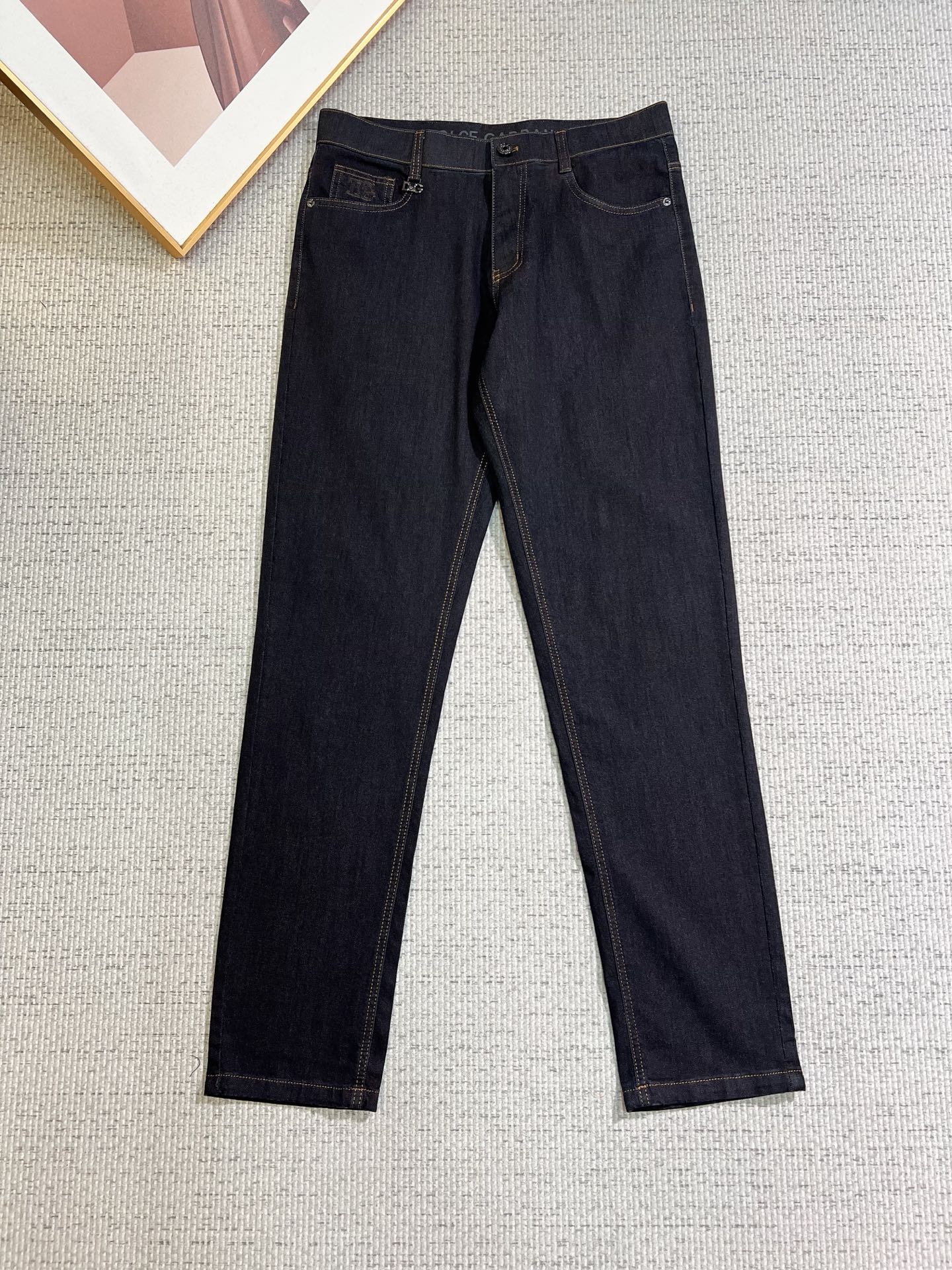 NO:746713,DG men's casual jeans, official album and poster style!  High-grade imported denim raw-color fabrics are supplied to customers, and the pure 13oz ounce corduroy fabrics from Okayama, Japan are specially selected. Heavy-duty environmentally friendly plant enzyme washing process is used. The texture has a light retro color, which is quite beautiful and perfectly matches the autumn and winter colors. After washing, the fabric is soft and delicate, but has a strong sense of bones and a slight stretch, providing an excellent comfortable experience. There is no damage from any technological elements throughout the body, and the purest tannin color is retained!  The details throughout the body are perfect, exquisite and sophisticated. The latest leather label on the waist highlights the brand's characteristics. The hardware accessories, leather label and wiring all reflect the craftsmanship!  The silhouette is perfectly tailored and has excellent butt lift and slimming effect. It can be easily matched with any top in the wardrobe. It has wide compatibility and is suitable for various daily wear. The upper body is full of style. It is a must-have trousers for those who are obsessed with quality control and 1V!  Size 30-40 No 35 37,,jeans,19860909DG 男士休闲牛仔裤,官宣画册海报穿搭款！ 客供高级进口的丹宁原色面料,特选日本冈山纯正13oz 盎司灯芯绒布料,重磅环保植物酵素水洗工艺,肌理有着淡淡的复古色彩,相当漂亮,极符合秋冬的配色,面料经过水洗后柔软细腻,但筋骨感极强,且略带弹力,提供了绝佳的舒适体验,通身无任何工艺元素破坏,保留了最纯粹的丹宁本色！通身细节完美如斯,精湛且考究,最新的腰部皮标彰显了品牌特质,五金配件、皮标、走线无不体现出匠心工艺！版型剪裁完美,提臀修身效果绝佳,可轻松横扫衣橱任何的上装搭配,兼容性广泛,满足于日常各种穿搭,上身型款十足,于品质控及1V迷控者必入型裤装！ 尺码30-40 无35 37,,jeans,,Men's clothing
