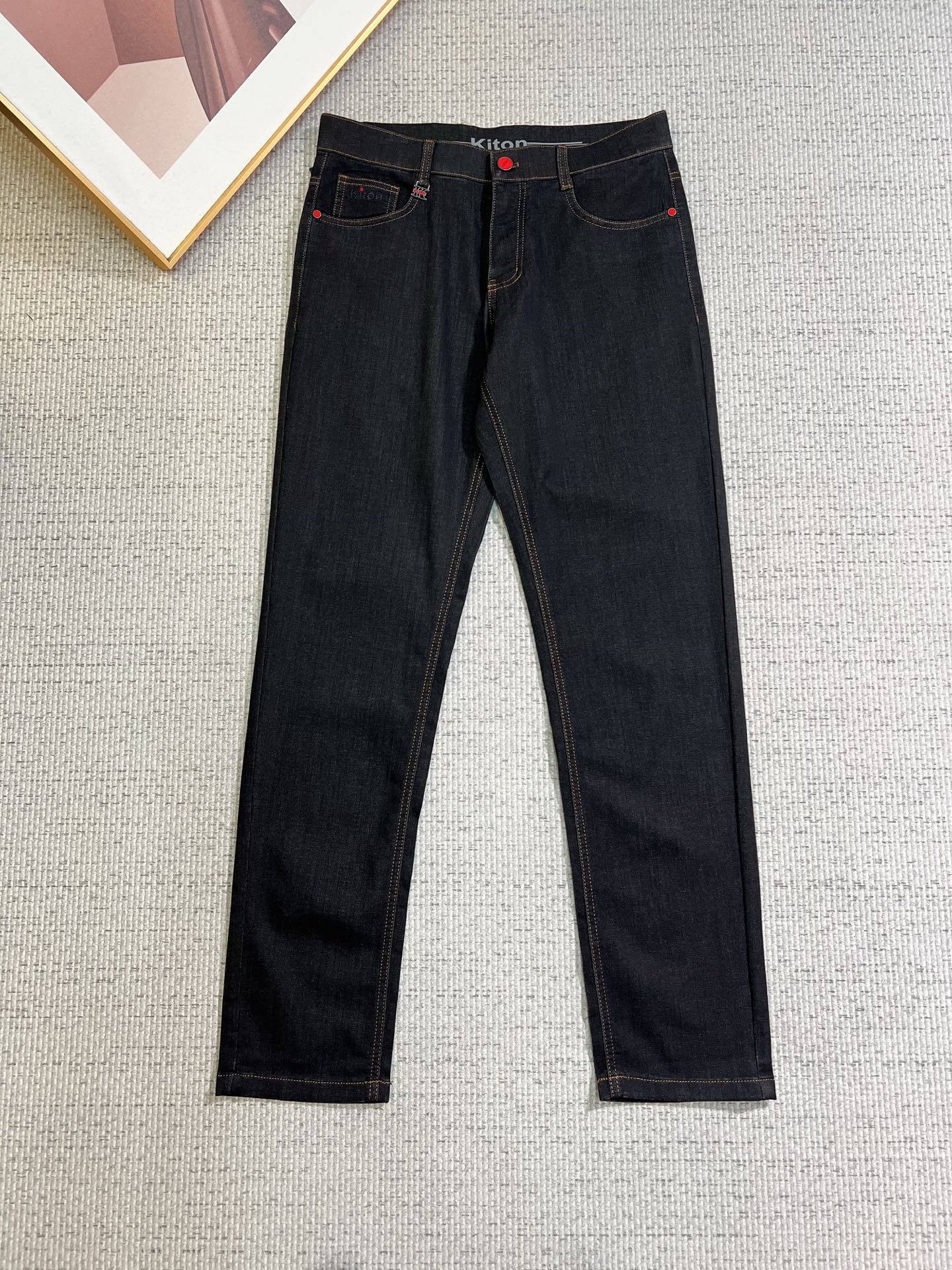 NO:746716,Kiton men's casual jeans, official album and poster wear style!  High-grade imported denim raw-color fabrics are supplied to customers, and the pure 13oz ounce corduroy fabrics from Okayama, Japan are specially selected. Heavy-duty environmentally friendly plant enzyme washing process is used. The texture has a light retro color, which is quite beautiful and perfectly matches the autumn and winter colors. After washing, the fabric is soft and delicate, but has a strong sense of bones and a slight stretch, providing an excellent comfortable experience. There is no damage from any technological elements throughout the body, and the purest tannin color is retained!  The details throughout the body are perfect, exquisite and sophisticated. The latest leather label on the waist highlights the brand's characteristics. The hardware accessories, leather label and wiring all reflect the craftsmanship!  The silhouette is perfectly tailored and has excellent butt lift and slimming effect. It can be easily matched with any top in the wardrobe. It has wide compatibility and is suitable for various daily wear. The upper body is full of style. It is a must-have trousers for those who are obsessed with quality control and 1V!  Size 30-40 No 35 37,,jeans,19860909Kiton 男士休闲牛仔裤,官宣画册海报穿搭款！ 客供高级进口的丹宁原色面料,特选日本冈山纯正13oz 盎司灯芯绒布料,重磅环保植物酵素水洗工艺,肌理有着淡淡的复古色彩,相当漂亮,极符合秋冬的配色,面料经过水洗后柔软细腻,但筋骨感极强,且略带弹力,提供了绝佳的舒适体验,通身无任何工艺元素破坏,保留了最纯粹的丹宁本色！通身细节完美如斯,精湛且考究,最新的腰部皮标彰显了品牌特质,五金配件、皮标、走线无不体现出匠心工艺！版型剪裁完美,提臀修身效果绝佳,可轻松横扫衣橱任何的上装搭配,兼容性广泛,满足于日常各种穿搭,上身型款十足,于品质控及1V迷控者必入型裤装！ 尺码30-40 无35 37,,jeans,,Men's clothing