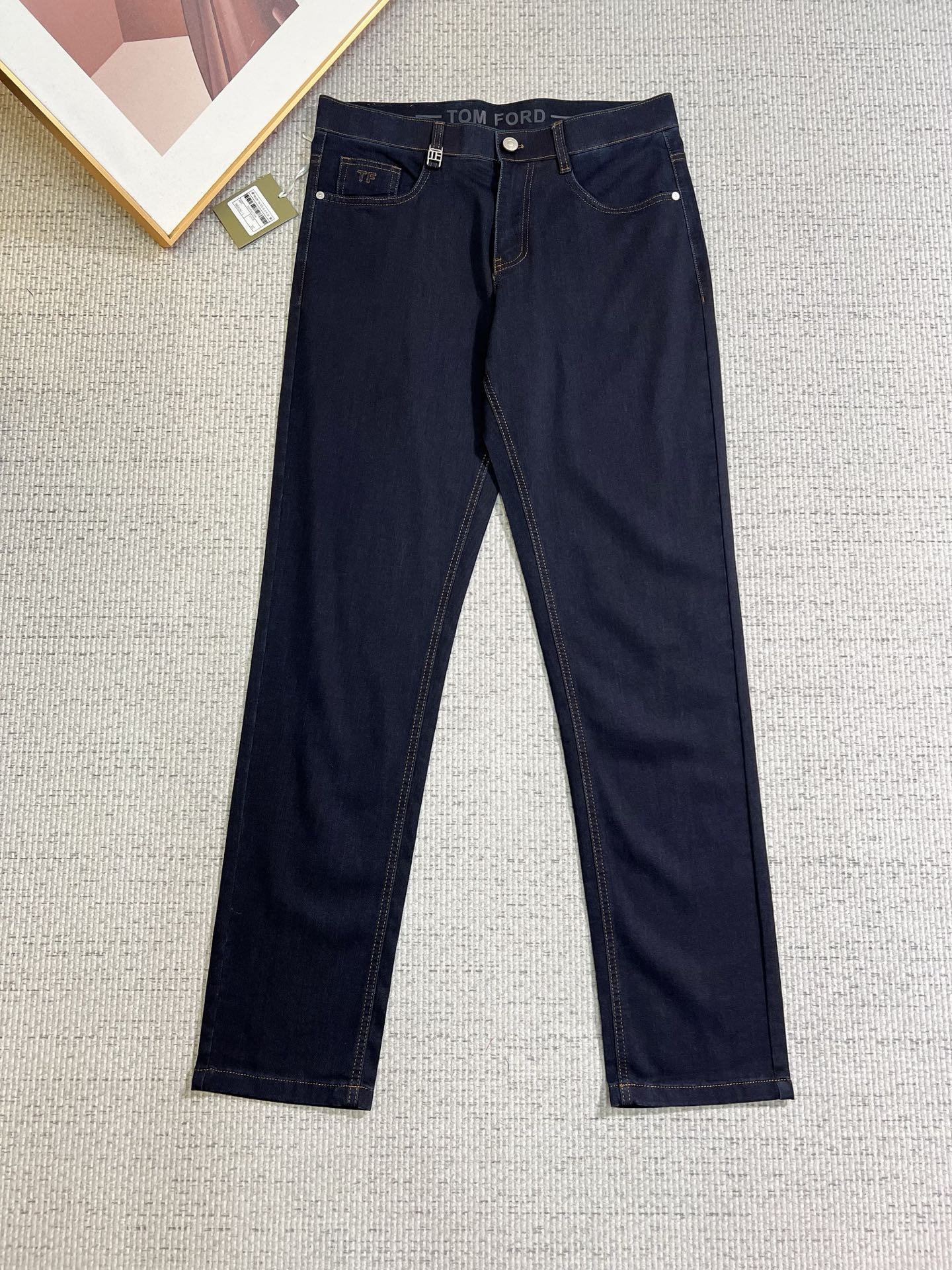 NO:746719,TF men's casual jeans, official album and poster style!  High-grade imported denim raw-color fabrics are supplied to customers, and the pure 13oz ounce corduroy fabrics from Okayama, Japan are specially selected. Heavy-duty environmentally friendly plant enzyme washing process is used. The texture has a light retro color, which is quite beautiful and perfectly matches the autumn and winter colors. After washing, the fabric is soft and delicate, but has a strong sense of bones and a slight stretch, providing an excellent comfortable experience. There is no damage from any technological elements throughout the body, and the purest tannin color is retained!  The details throughout the body are perfect, exquisite and sophisticated. The latest leather label on the waist highlights the brand's characteristics. The hardware accessories, leather label and wiring all reflect the craftsmanship!  The silhouette is perfectly tailored and has excellent butt lift and slimming effect. It can be easily matched with any top in the wardrobe. It has wide compatibility and is suitable for various daily wear. The upper body is full of style. It is a must-have trousers for those who are obsessed with quality control and 1V!  Size 30-40 No 35 37,,tom ford,jeans,19860909TF 男士休闲牛仔裤,官宣画册海报穿搭款！ 客供高级进口的丹宁原色面料,特选日本冈山纯正13oz 盎司灯芯绒布料,重磅环保植物酵素水洗工艺,肌理有着淡淡的复古色彩,相当漂亮,极符合秋冬的配色,面料经过水洗后柔软细腻,但筋骨感极强,且略带弹力,提供了绝佳的舒适体验,通身无任何工艺元素破坏,保留了最纯粹的丹宁本色！通身细节完美如斯,精湛且考究,最新的腰部皮标彰显了品牌特质,五金配件、皮标、走线无不体现出匠心工艺！版型剪裁完美,提臀修身效果绝佳,可轻松横扫衣橱任何的上装搭配,兼容性广泛,满足于日常各种穿搭,上身型款十足,于品质控及1V迷控者必入型裤装！ 尺码30-40 无35 37,,tom ford,jeans,,Men's clothing