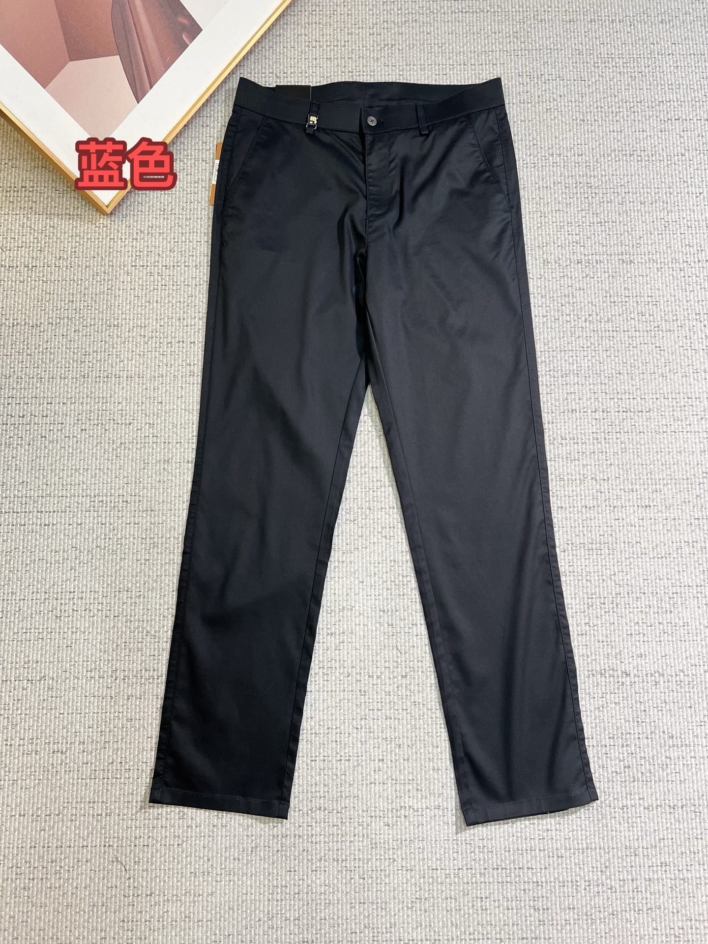 NO:746687,BOSS men's casual pants, official album and poster wear style!  High-grade imported denim raw-color fabrics are supplied to customers, and the pure 13oz ounce corduroy fabrics from Okayama, Japan are specially selected. Heavy-duty environmentally friendly plant enzyme washing process is used. The texture has a light retro color, which is quite beautiful and perfectly matches the autumn and winter colors. After washing, the fabric is soft and delicate, but has a strong sense of bones and a slight stretch, providing an excellent comfortable experience. There is no damage from any technological elements throughout the body, and the purest tannin color is retained!  The details throughout the body are perfect, exquisite and sophisticated. The latest leather label on the waist highlights the brand's characteristics. The hardware accessories, leather label and wiring all reflect the craftsmanship!  The silhouette is perfectly tailored and has excellent butt lift and slimming effect. It can be easily matched with any top in the wardrobe. It has wide compatibility and is suitable for various daily wear. The upper body is full of style. It is a must-have trousers for those who are obsessed with quality control and 1V!  Size 30-40 No 35 37,,19860909BOSS 男士休闲裤,官宣画册海报穿搭款！ 客供高级进口的丹宁原色面料,特选日本冈山纯正13oz 盎司灯芯绒布料,重磅环保植物酵素水洗工艺,肌理有着淡淡的复古色彩,相当漂亮,极符合秋冬的配色,面料经过水洗后柔软细腻,但筋骨感极强,且略带弹力,提供了绝佳的舒适体验,通身无任何工艺元素破坏,保留了最纯粹的丹宁本色！通身细节完美如斯,精湛且考究,最新的腰部皮标彰显了品牌特质,五金配件、皮标、走线无不体现出匠心工艺！版型剪裁完美,提臀修身效果绝佳,可轻松横扫衣橱任何的上装搭配,兼容性广泛,满足于日常各种穿搭,上身型款十足,于品质控及1V迷控者必入型裤装！ 尺码30-40 无35 37,,,Men's clothing