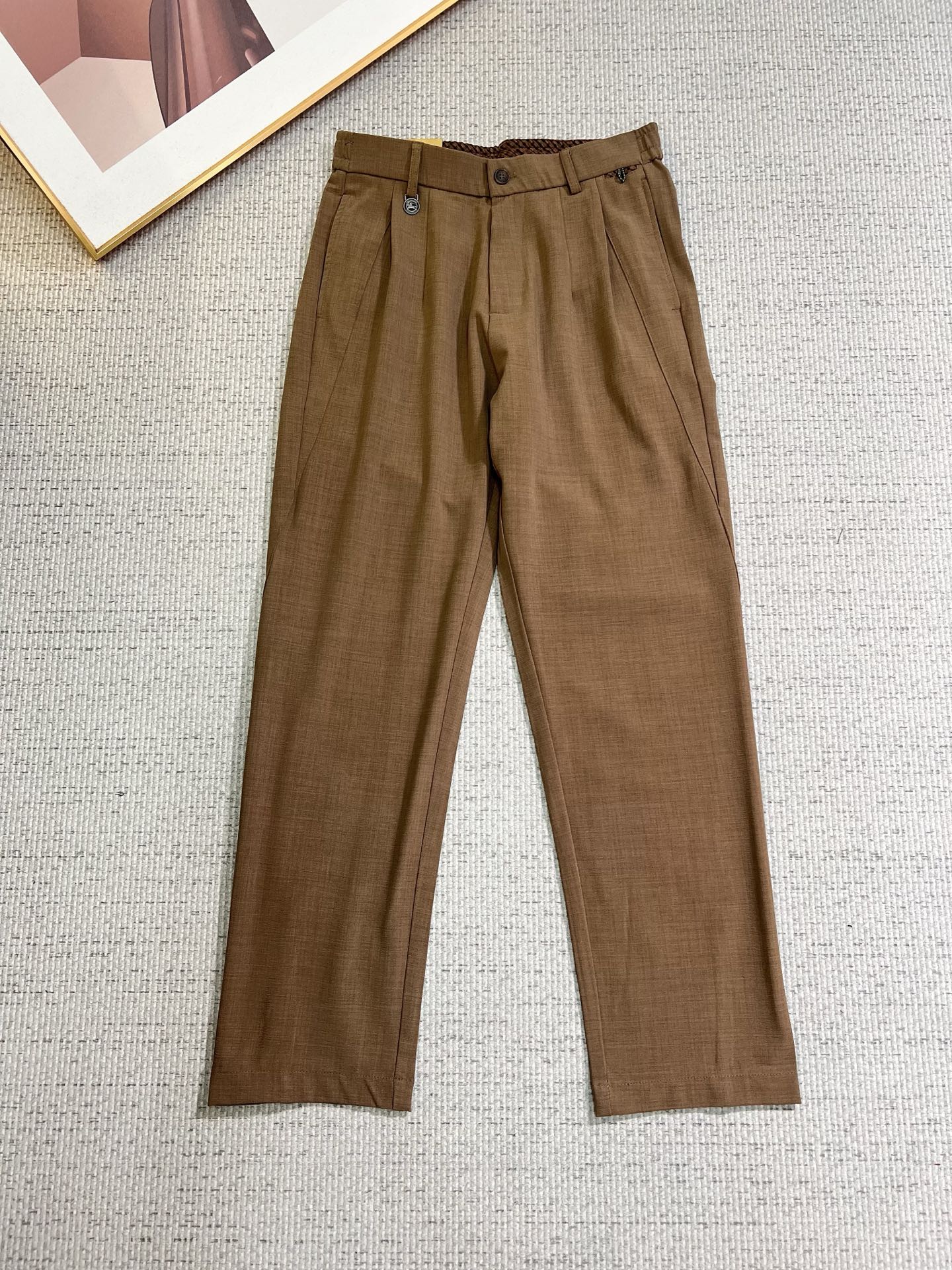 NO:758664,Burberry 2026SS Spring and Summer New Product Original Men's Linen Casual Pants A must-have type every season, an unquestionable best-selling item, in line with the best matching colors for all seasons. The overall style continues the tone of SLP, with a variety of craft aesthetics integrated into the whole body. It is washed and distressed to create a style that is uninhibited and individual!  The details are extremely outstanding and are very ingenious. All the accessories are provided by customers. The metal chain strongly demonstrates the brand identity!  High grammage synthetic cotton fabric, ribbon decoration, excellent washing, impeccable!  Perfect cut, size M—4XL, burberry, burberry, loro piana,19860909Burberry 巴宝莉 2026SS春夏 新品 原单男士麻料休闲裤 每季必出的类型,无需质疑的热卖王牌单品,符合四季最佳的搭配色号 整体的风格延续了SLP的基调,通体融入了多种工艺美学,水洗做旧浑然天成,缔造出不羁与个性的风格！细节方面极为出色,非常匠心考究,通体的辅料皆为客供 金属链条有力彰显了品牌身份！高克重复合棉面料,织带装饰 水洗相当出色,无可挑剔！版型剪裁完美 码数M—4XL,,burberry,burberry,loro piana,,Men's clothing