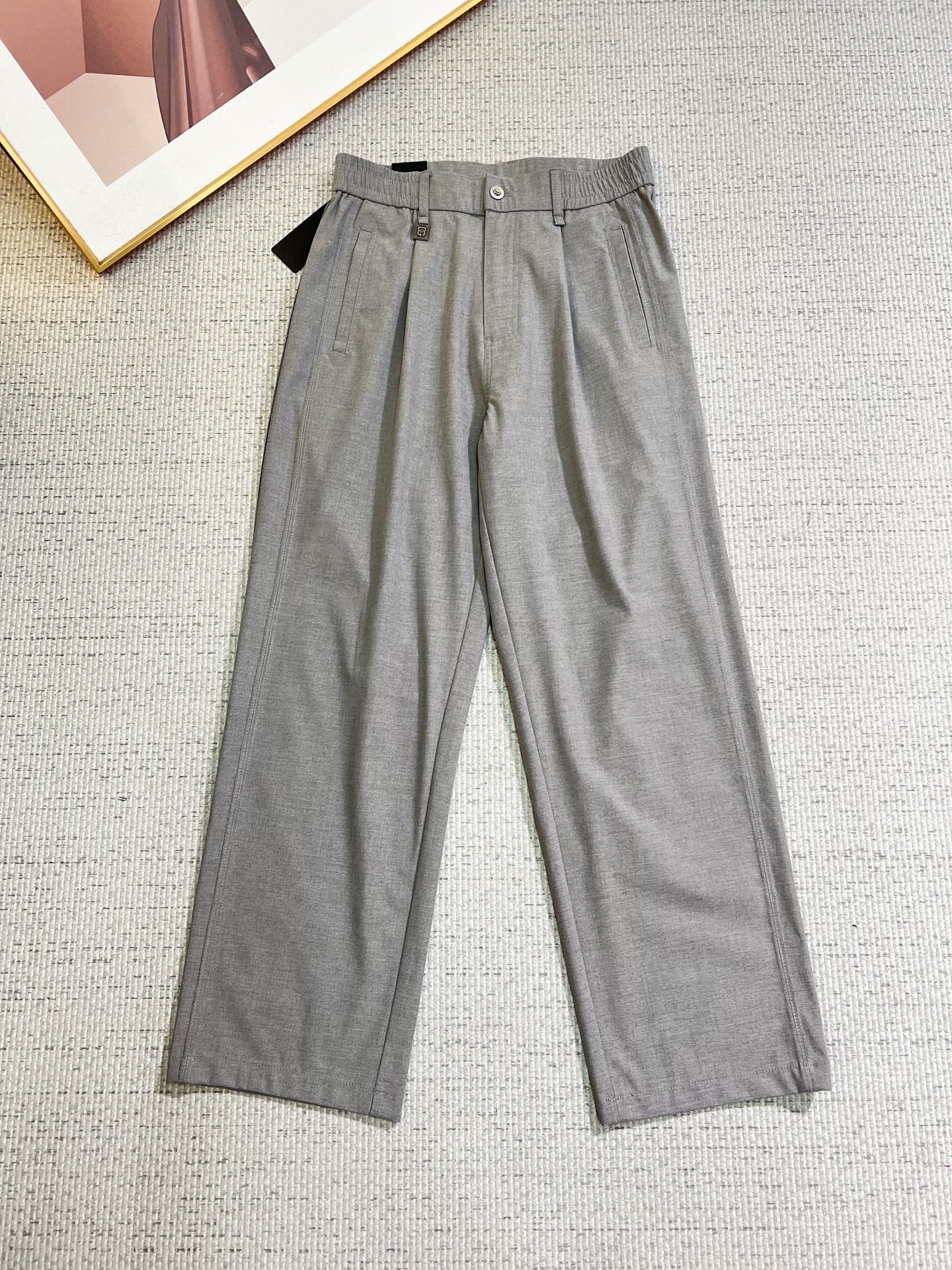 NO:758659,DG 2026SS Spring and Summer New Product Original Men's Linen Casual Pants A must-have type every season, an unquestionable best-selling item, in line with the best matching colors for all seasons. The overall style continues the tone of SLP, integrating a variety of craft aesthetics into the whole body, and it is washed and distressed to create a style that is uninhibited and individual!  The details are extremely outstanding and are very ingenious. All the accessories are provided by customers. The metal chain strongly demonstrates the brand identity!  High grammage synthetic cotton fabric, ribbon decoration, excellent washing, impeccable!  Perfect cut, size M—4XL, loro piana,19860909DG 2026SS春夏 新品 原单男士麻料休闲裤 每季必出的类型,无需质疑的热卖王牌单品,符合四季最佳的搭配色号 整体的风格延续了SLP的基调,通体融入了多种工艺美学,水洗做旧浑然天成,缔造出不羁与个性的风格！细节方面极为出色,非常匠心考究,通体的辅料皆为客供 金属链条有力彰显了品牌身份！高克重复合棉面料,织带装饰 水洗相当出色,无可挑剔！版型剪裁完美 码数M—4XL,,loro piana,,Men's clothing