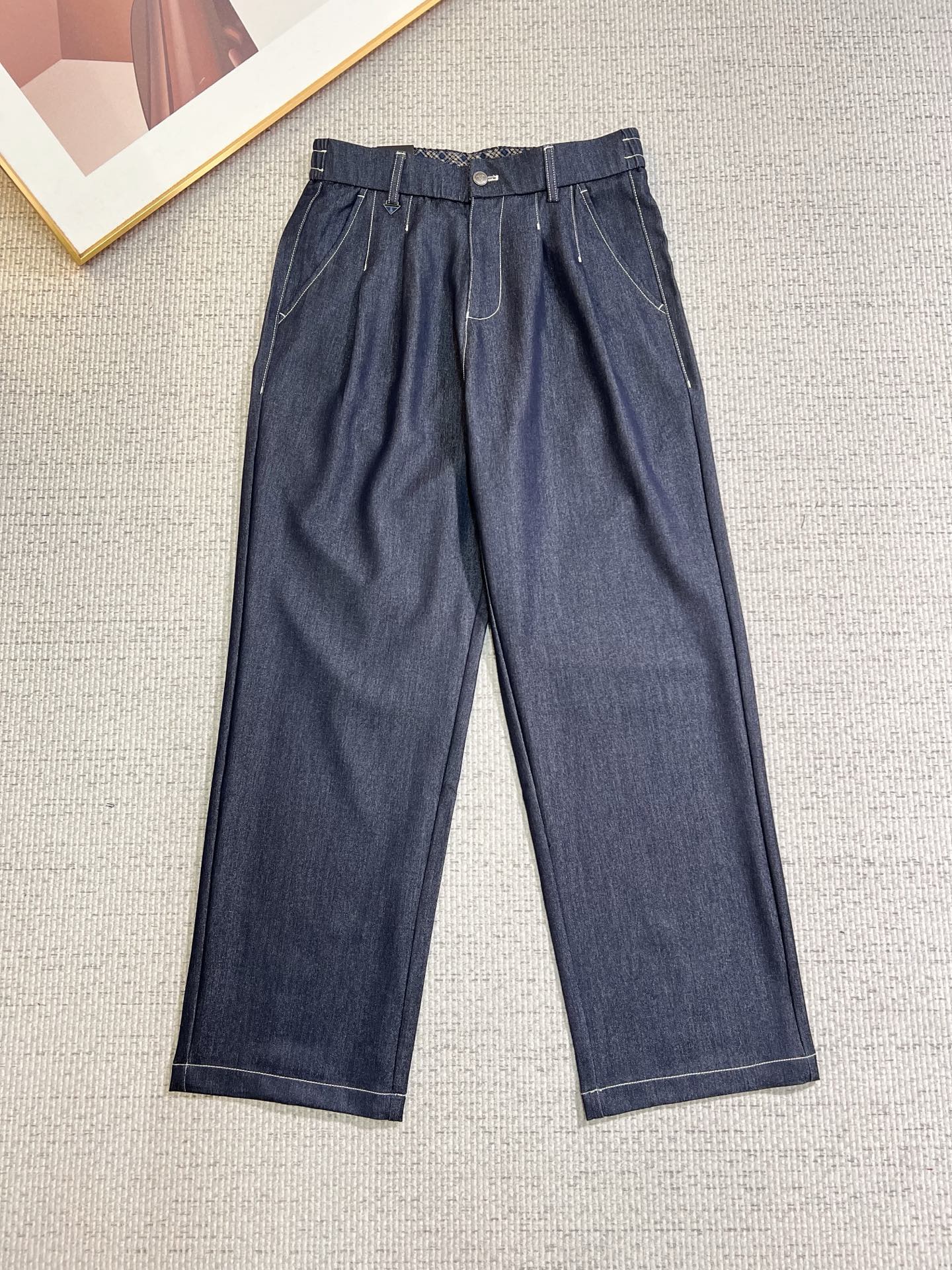 NO:758653,PRADA 2026SS Spring and Summer New Product Original Men's Linen Casual Pants A must-have type every season, an unquestionable best-selling item, in line with the best matching colors for all seasons. The overall style continues the tone of SLP, integrating a variety of craft aesthetics throughout, washed and aged, creating a style that is uninhibited and individual!  The details are extremely outstanding and are very ingenious. All the accessories are provided by customers. The metal chain strongly demonstrates the brand identity!  High grammage synthetic cotton fabric, ribbon decoration, excellent washing, impeccable!  Perfect cut, size M—4XL, loro piana, prada, prada,19860909PRADA 普拉达 2026SS春夏 新品 原单男士麻料休闲裤 每季必出的类型,无需质疑的热卖王牌单品,符合四季最佳的搭配色号 整体的风格延续了SLP的基调,通体融入了多种工艺美学,水洗做旧浑然天成,缔造出不羁与个性的风格！细节方面极为出色,非常匠心考究,通体的辅料皆为客供 金属链条有力彰显了品牌身份！高克重复合棉面料,织带装饰 水洗相当出色,无可挑剔！版型剪裁完美 码数M—4XL,,loro piana,prada,prada,,Men's clothing