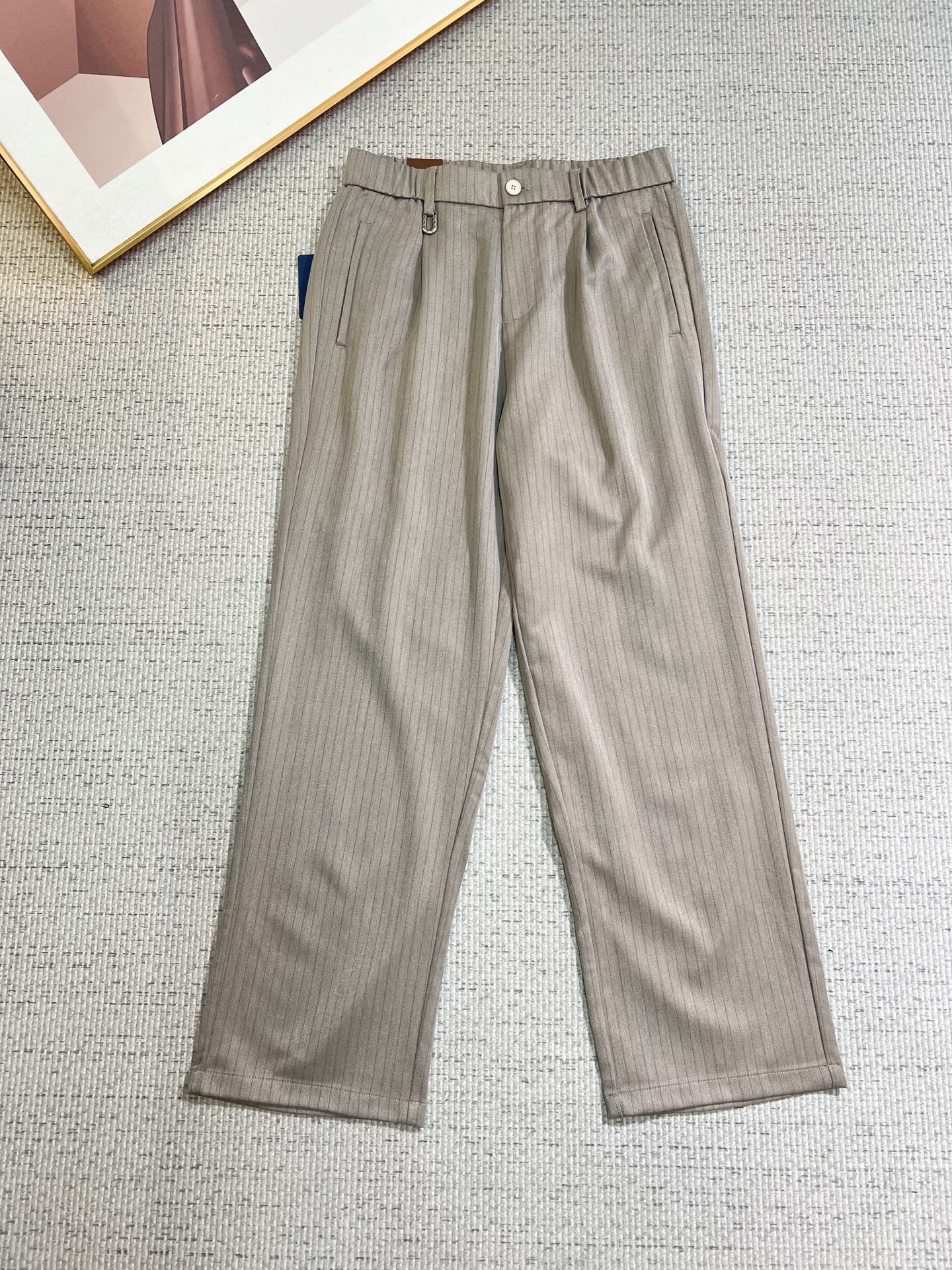 NO:758647,LV 2026SS Spring and Summer New Product Original Men's Linen Casual Pants A must-have type every season, an unquestionable best-selling item, in line with the best matching colors for all seasons. The overall style continues the tone of SLP, integrating a variety of craft aesthetics throughout, washed and distressed, creating a natural style that is uninhibited and individual!  The details are extremely outstanding and are very ingenious. All the accessories are provided by customers. The metal chain strongly demonstrates the brand identity!  High grammage synthetic cotton fabric, ribbon decoration, excellent washing, impeccable!  Perfect cut, size M—4XL, Louis Vuitton, Loro Piana,19860909LV 2026SS春夏 新品 原单男士麻料休闲裤 每季必出的类型,无需质疑的热卖王牌单品,符合四季最佳的搭配色号 整体的风格延续了SLP的基调,通体融入了多种工艺美学,水洗做旧浑然天成,缔造出不羁与个性的风格！细节方面极为出色,非常匠心考究,通体的辅料皆为客供 金属链条有力彰显了品牌身份！高克重复合棉面料,织带装饰 水洗相当出色,无可挑剔！版型剪裁完美 码数M—4XL,,louis vuitton,loro piana,,Men's clothing