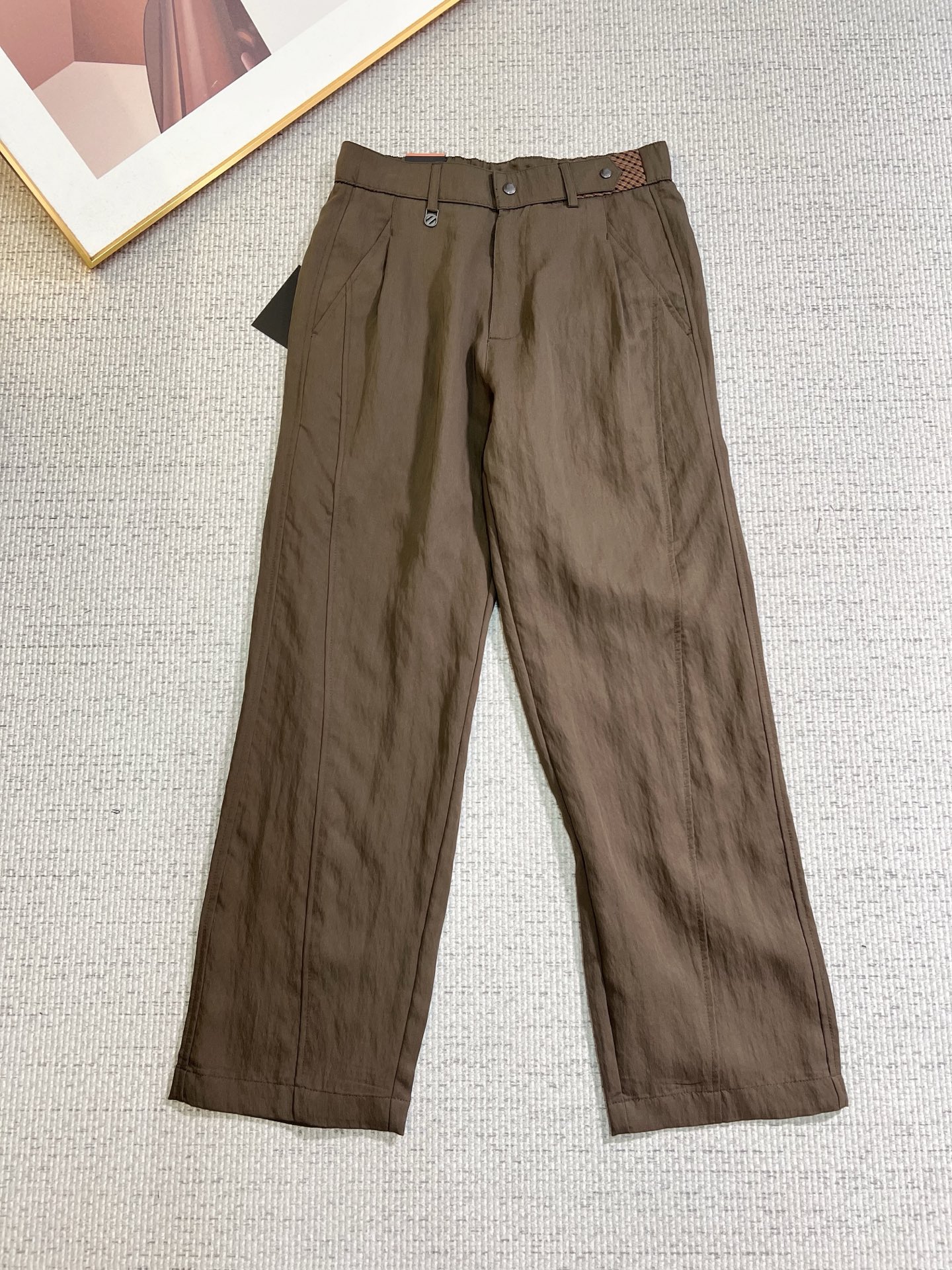 NO:758641,Ermenegildo Zegna 2026SS Spring and Summer New Product Original Men's Linen Casual Pants, a must-have type every season, an unquestionable best-selling item, in line with the best matching colors for all seasons. The overall style continues the tone of SLP, integrating a variety of craft aesthetics throughout, washed and distressed, creating a natural style that is uninhibited and individual!  The details are extremely outstanding and are very ingenious. All the accessories are provided by customers. The metal chain strongly demonstrates the brand identity!  High grammage synthetic cotton fabric, ribbon decoration, excellent washing, impeccable!  Perfect cut, size M—4XL, loro piana, zegna,19860909杰尼亚 2026SS春夏 新品 原单男士麻料休闲裤 每季必出的类型,无需质疑的热卖王牌单品,符合四季最佳的搭配色号 整体的风格延续了SLP的基调,通体融入了多种工艺美学,水洗做旧浑然天成,缔造出不羁与个性的风格！细节方面极为出色,非常匠心考究,通体的辅料皆为客供 金属链条有力彰显了品牌身份！高克重复合棉面料,织带装饰 水洗相当出色,无可挑剔！版型剪裁完美 码数M—4XL,,loro piana,zegna,,Men's clothing