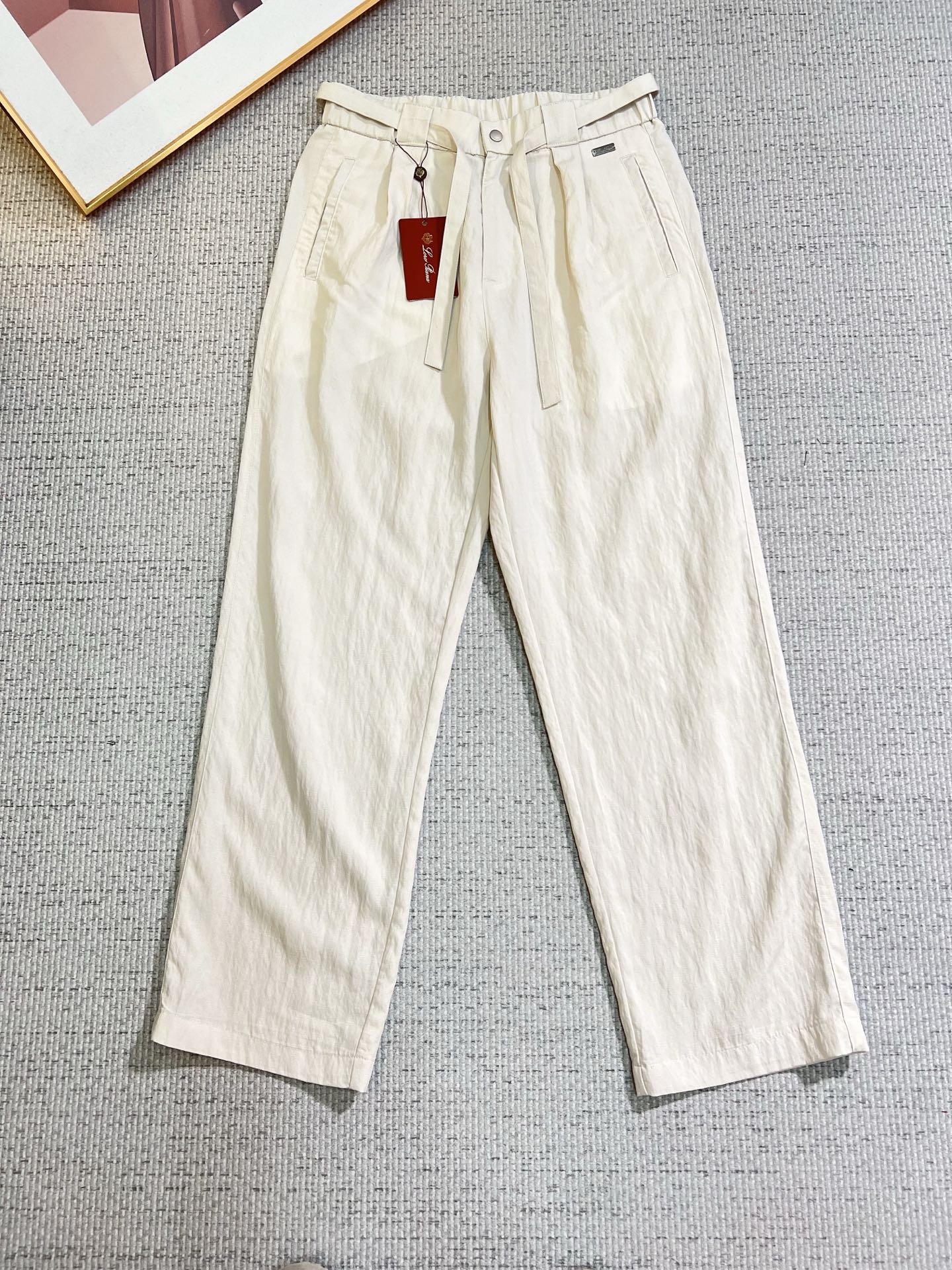 NO:758633,LP 6SS spring and summer new product, original men's linen casual pants, a must-have type every season, an unquestionable best-selling item, in line with the best matching colors for all seasons. The overall style continues the tone of SLP, integrating a variety of craft aesthetics throughout, washed and distressed, creating a natural style, creating an uninhibited and individual style!  The details are extremely outstanding and are very ingenious. All the accessories are provided by customers. The metal chain strongly demonstrates the brand identity!  High grammage synthetic cotton fabric, ribbon decoration, excellent washing, impeccable!  Perfect cut, size M—4XL, loro piana,19860909LP 6SS春夏 新品 原单男士麻料休闲裤 每季必出的类型,无需质疑的热卖王牌单品,符合四季最佳的搭配色号 整体的风格延续了SLP的基调,通体融入了多种工艺美学,水洗做旧浑然天成,缔造出不羁与个性的风格！细节方面极为出色,非常匠心考究,通体的辅料皆为客供 金属链条有力彰显了品牌身份！高克重复合棉面料,织带装饰 水洗相当出色,无可挑剔！版型剪裁完美 码数M—4XL,,loro piana,,Men's clothing