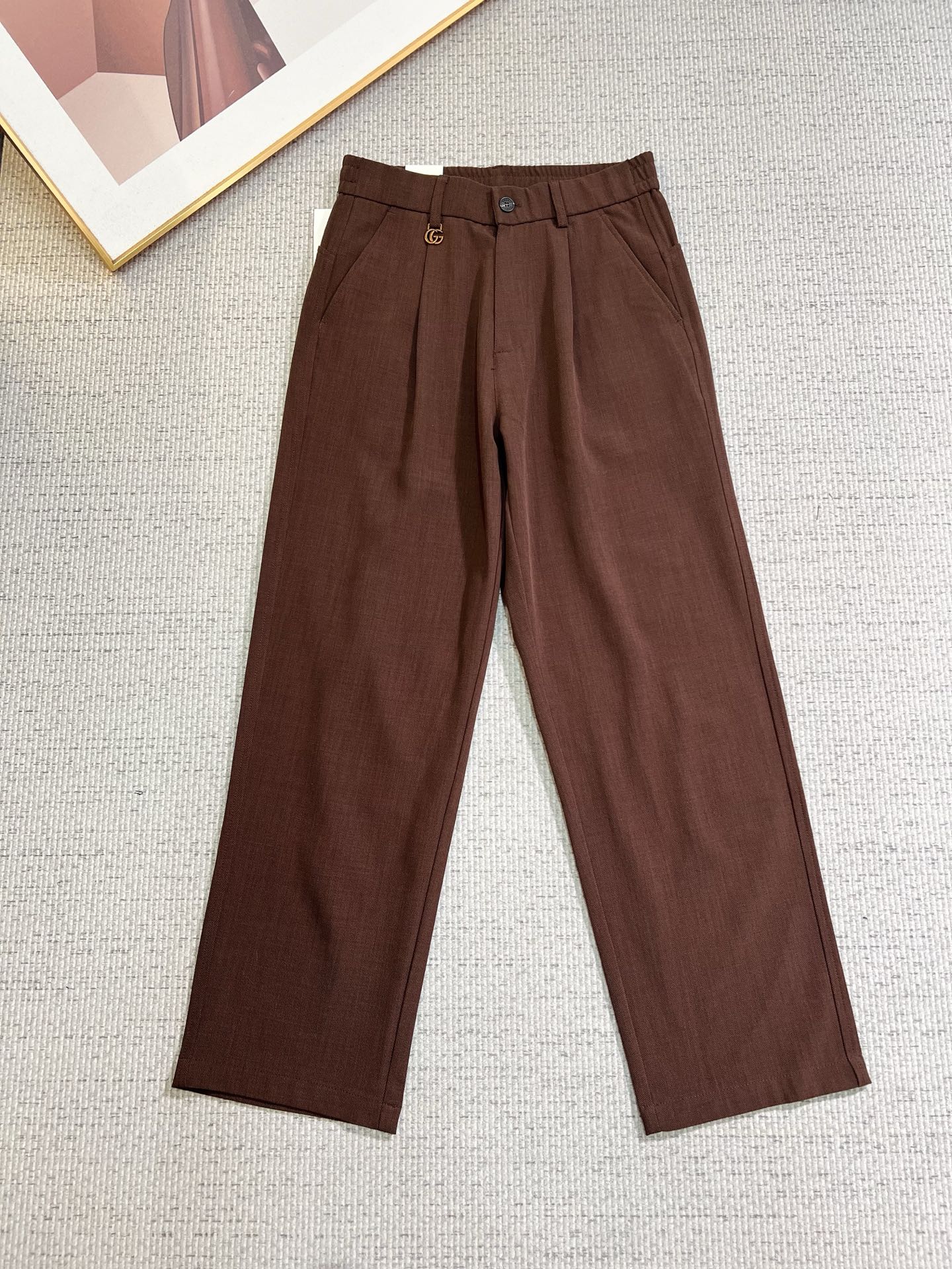 NO:758626,GUCCI Gucci 2026SS Spring and Summer New Product Original Men's Linen Casual Pants A must-have type every season, an unquestionable best-selling item, in line with the best matching colors for all seasons. The overall style continues the tone of SLP, integrating a variety of craft aesthetics throughout, washed and aged, creating a style that is uninhibited and individual!  The details are extremely outstanding and are very ingenious. All the accessories are provided by customers. The metal chain strongly demonstrates the brand identity!  High grammage synthetic cotton fabric, ribbon decoration, excellent washing, impeccable!  Perfect cut, size M—4XL, gucci, loro piana,19860909GUCCI 古奇 2026SS春夏 新品 原单男士麻料休闲裤 每季必出的类型,无需质疑的热卖王牌单品,符合四季最佳的搭配色号 整体的风格延续了SLP的基调,通体融入了多种工艺美学,水洗做旧浑然天成,缔造出不羁与个性的风格！细节方面极为出色,非常匠心考究,通体的辅料皆为客供 金属链条有力彰显了品牌身份！高克重复合棉面料,织带装饰 水洗相当出色,无可挑剔！版型剪裁完美 码数M—4XL,,gucci,loro piana,,Men's clothing