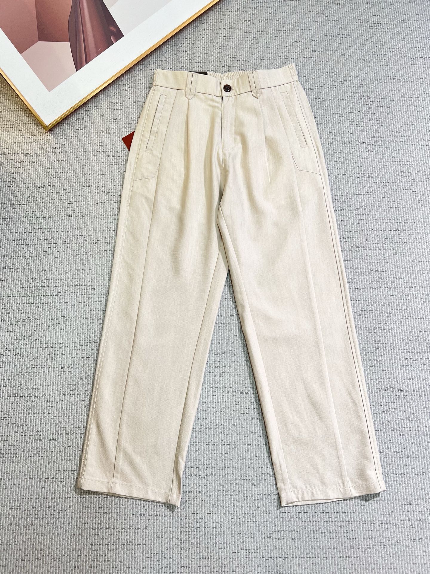 NO:758619,LP 6SS spring and summer new product, original men's linen casual pants, a must-have type every season, an unquestionable best-selling item, in line with the best matching colors for all seasons. The overall style continues the tone of SLP, integrating a variety of craft aesthetics throughout, washed and distressed, creating a natural style, creating an uninhibited and individual style!  The details are extremely outstanding and are very ingenious. All the accessories are provided by customers. The metal chain strongly demonstrates the brand identity!  High grammage synthetic cotton fabric, ribbon decoration, excellent washing, impeccable!  Perfect cut, size M—4XL, loro piana,19860909LP 6SS春夏 新品 原单男士麻料休闲裤 每季必出的类型,无需质疑的热卖王牌单品,符合四季最佳的搭配色号 整体的风格延续了SLP的基调,通体融入了多种工艺美学,水洗做旧浑然天成,缔造出不羁与个性的风格！细节方面极为出色,非常匠心考究,通体的辅料皆为客供 金属链条有力彰显了品牌身份！高克重复合棉面料,织带装饰 水洗相当出色,无可挑剔！版型剪裁完美 码数M—4XL,,loro piana,,Men's clothing