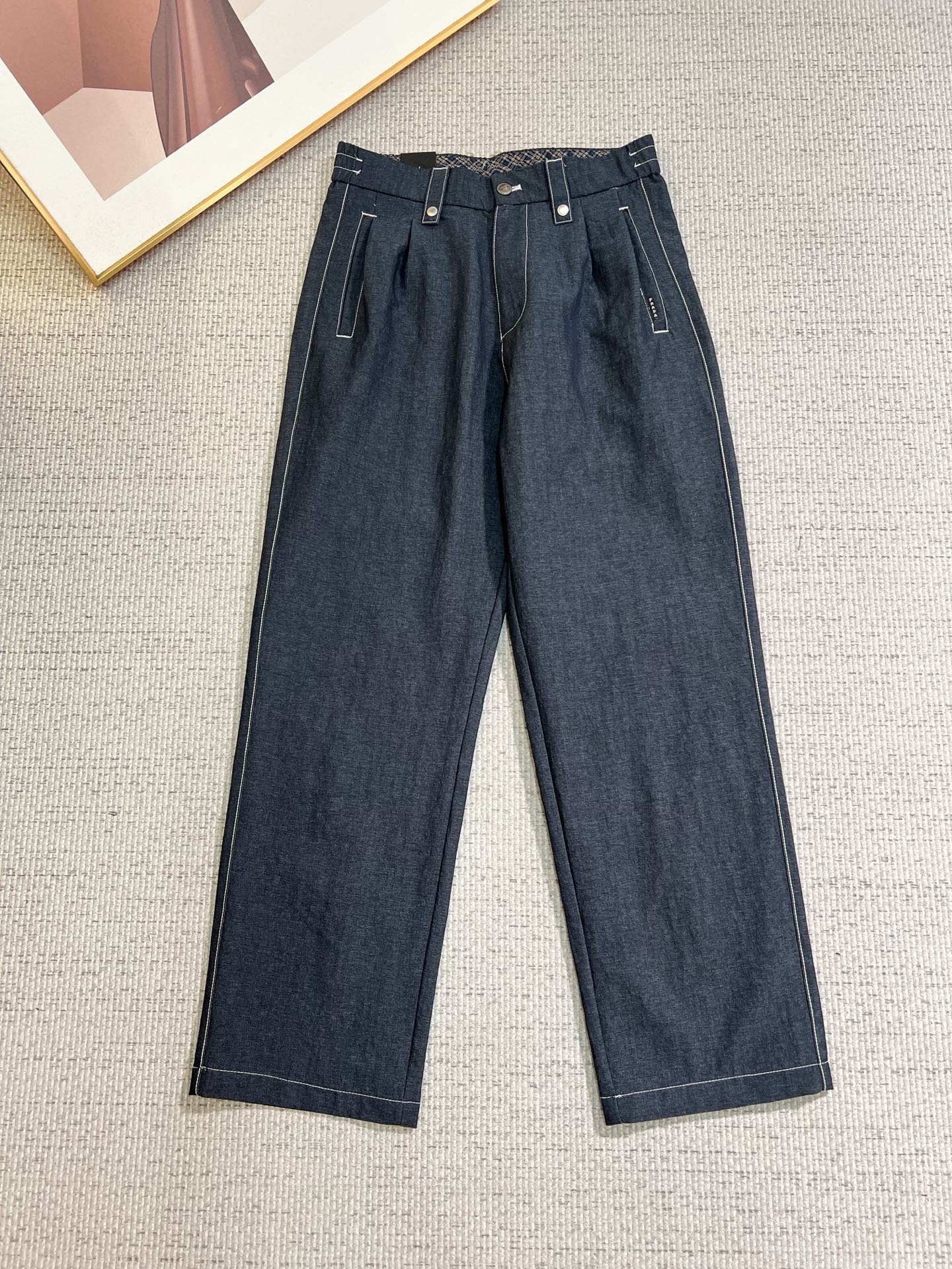 NO:758613,PRADA 2026SS Spring and Summer New Product Original Men's Linen Casual Pants A must-have type every season, an unquestionable best-selling item, in line with the best matching colors for all seasons. The overall style continues the tone of SLP, integrating a variety of craft aesthetics throughout, washed and aged, creating a style that is uninhibited and individual!  The details are extremely outstanding and are very ingenious. All the accessories are provided by customers. The metal chain strongly demonstrates the brand identity!  High grammage synthetic cotton fabric, ribbon decoration, excellent washing, impeccable!  Perfect cut, size M—4XL, loro piana, prada, prada,19860909PRADA 普拉达 2026SS春夏 新品 原单男士麻料休闲裤 每季必出的类型,无需质疑的热卖王牌单品,符合四季最佳的搭配色号 整体的风格延续了SLP的基调,通体融入了多种工艺美学,水洗做旧浑然天成,缔造出不羁与个性的风格！细节方面极为出色,非常匠心考究,通体的辅料皆为客供 金属链条有力彰显了品牌身份！高克重复合棉面料,织带装饰 水洗相当出色,无可挑剔！版型剪裁完美 码数M—4XL,,loro piana,prada,prada,,Men's clothing