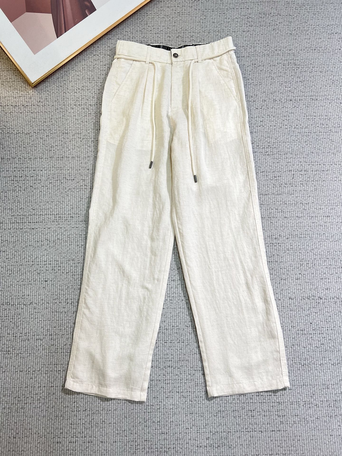 NO:758606,Givenchy 2026SS Spring and Summer New Product Original Men's Linen Casual Pants A must-have type every season, an unquestionable best-selling item, in line with the best matching colors for all seasons. The overall style continues the tone of SLP, integrating a variety of craft aesthetics into the whole body, and it is washed and distressed to create a style that is uninhibited and individual!  The details are extremely outstanding and are very ingenious. All the accessories are provided by customers. The metal chain strongly demonstrates the brand identity!  High grammage synthetic cotton fabric, ribbon decoration, excellent washing, impeccable!  Perfect cut, size M—4XL, givenchy, loro piana,19860909纪梵希 2026SS春夏 新品 原单男士麻料休闲裤 每季必出的类型,无需质疑的热卖王牌单品,符合四季最佳的搭配色号 整体的风格延续了SLP的基调,通体融入了多种工艺美学,水洗做旧浑然天成,缔造出不羁与个性的风格！细节方面极为出色,非常匠心考究,通体的辅料皆为客供 金属链条有力彰显了品牌身份！高克重复合棉面料,织带装饰 水洗相当出色,无可挑剔！版型剪裁完美 码数M—4XL,,givenchy,loro piana,,Men's clothing