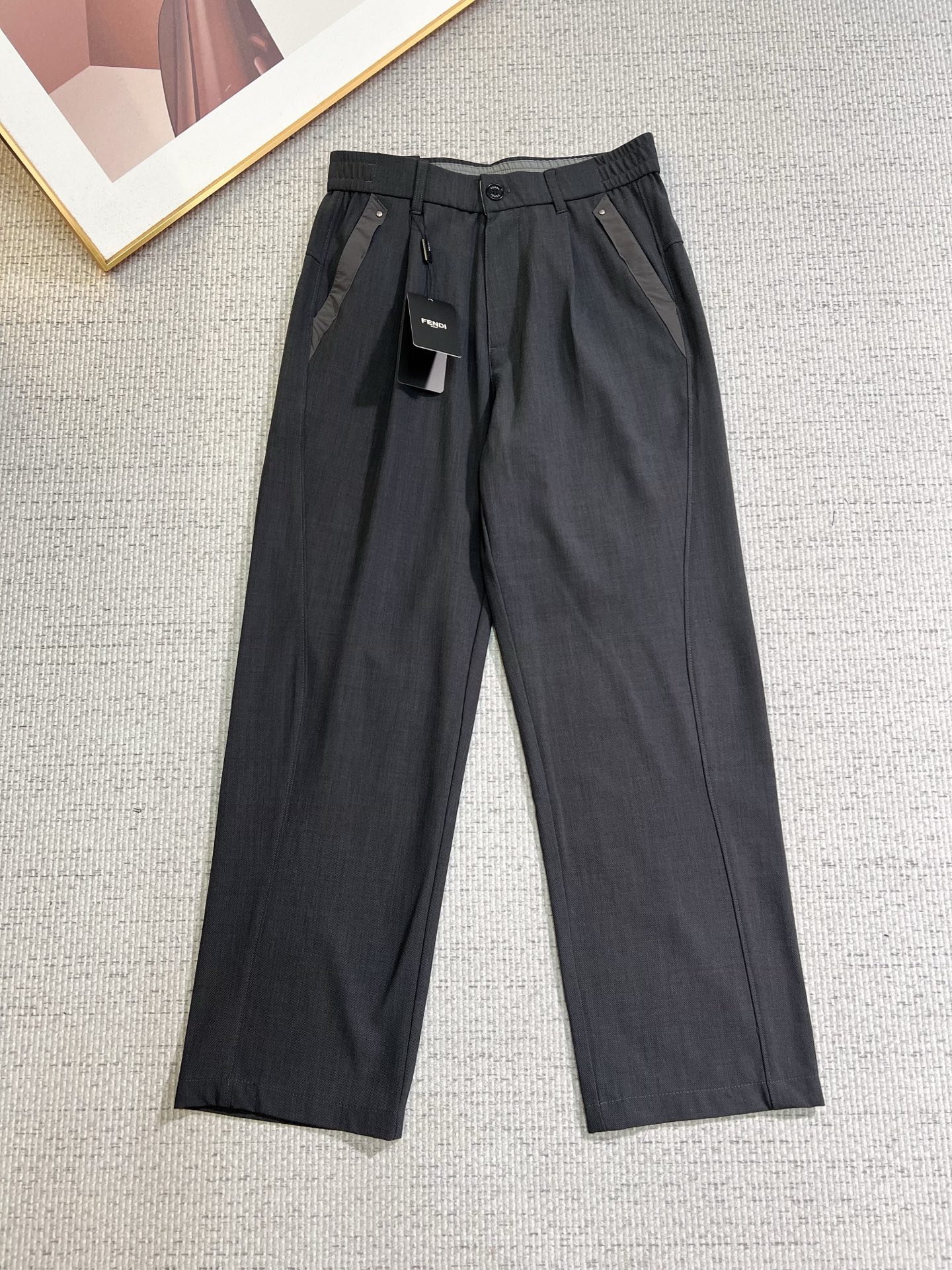 NO:758597,FENDI Fendi 2026SS Spring and Summer New Product Original Men's Linen Casual Pants A must-have type every season, an unquestionable best-selling item, in line with the best matching colors for all seasons. The overall style continues the tone of SLP, integrating a variety of craft aesthetics into the whole body, and it is washed and distressed to create a style that is uninhibited and individual!  The details are extremely outstanding and are very ingenious. All the accessories are provided by customers. The metal chain strongly demonstrates the brand identity!  High grammage synthetic cotton fabric, ribbon decoration, excellent washing, impeccable!  Perfect cut, size M---4XL,,fendi,fendi,loro piana,19860909FENDI 芬迪 2026SS春夏 新品 原单男士麻料休闲裤 每季必出的类型,无需质疑的热卖王牌单品,符合四季最佳的搭配色号 整体的风格延续了SLP的基调,通体融入了多种工艺美学,水洗做旧浑然天成,缔造出不羁与个性的风格！细节方面极为出色,非常匠心考究,通体的辅料皆为客供 金属链条有力彰显了品牌身份！高克重复合棉面料,织带装饰 水洗相当出色,无可挑剔！版型剪裁完美 码数M---4XL,,fendi,fendi,loro piana,,Men's clothing