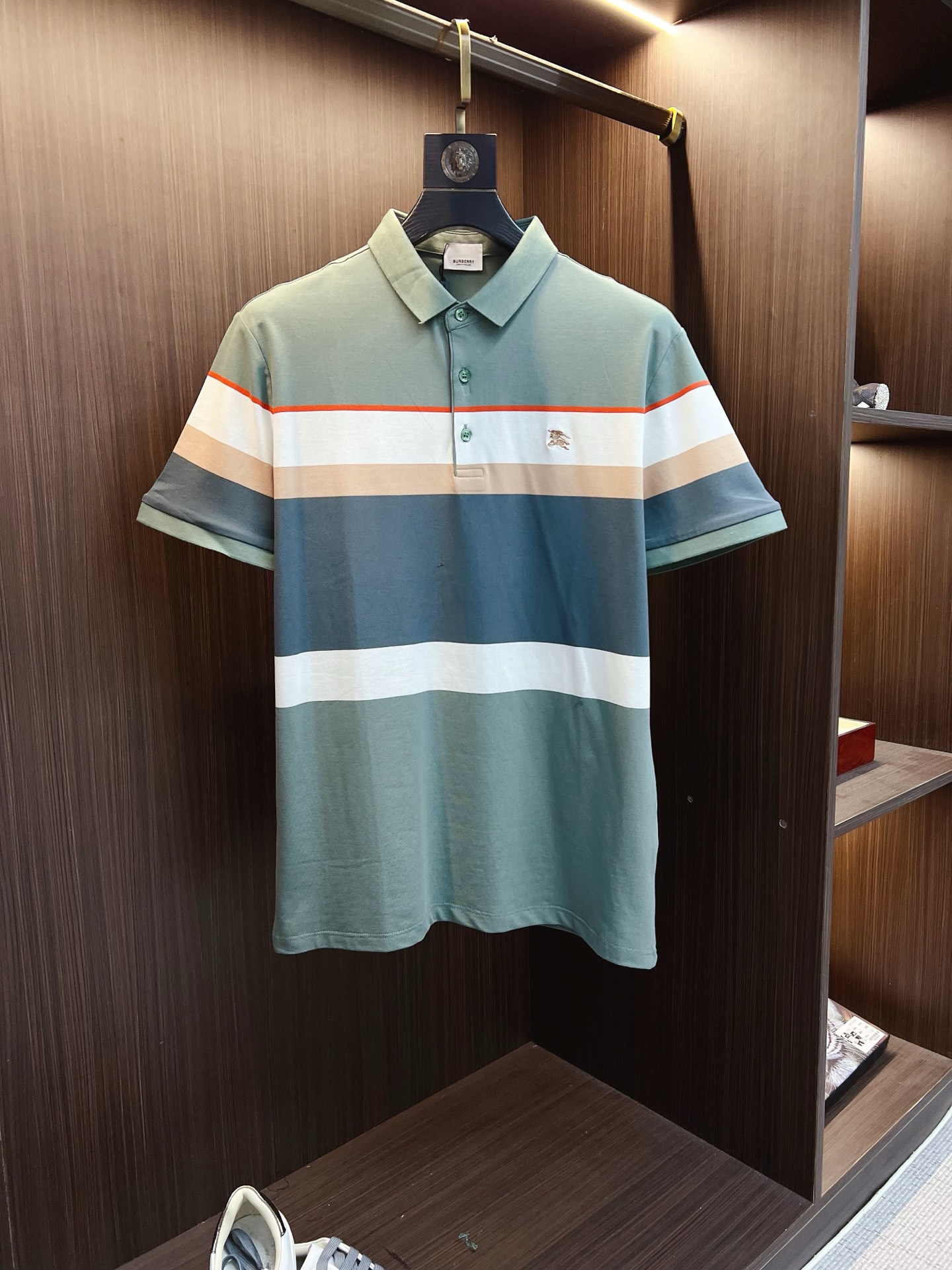 NO:777129,Burberry Burberry 2026  The new summer men's lapel polo shirt unlocks Italian elegance. The neckline design is the finishing touch of the entire short sleeve. Simple lines outline a neat shape. The iconic brand logo is presented on the chest with exquisite embroidery technology. It is low-key yet recognizable. Every detail demonstrates the brand's profound heritage and persistent pursuit of the brand. It is made of high-quality fabrics, soft and comfortable, with excellent breathability and delicate touch. Even when worn in the hot summer, you can always stay fresh!  Size M-4XL,,burberry,burberry,T-shirt,19860909Burberry 巴宝莉 2026 夏季新款男士翻领polo衫,解锁意式优雅.领口设计是整件短袖的点睛之笔,简约线条勾勒出利落造型,标志性品牌logo以精致的刺绣工艺呈现于胸前,低调又不失辨识度,每一处细节都彰显着品牌的深厚底蕴与对品牌的执着追求.选用高品质面料,柔软舒适,透气性极佳,触感细腻,即使在炎炎夏日穿着,也能时刻保持清爽！ 码数M-4XL,,burberry,burberry,T-shirt,,Men's clothing