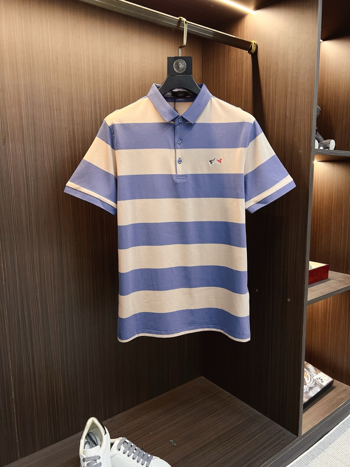 NO:777132,Shark 2026  The new summer men's lapel polo shirt unlocks Italian elegance. The neckline design is the finishing touch of the entire short sleeve. Simple lines outline a neat shape. The iconic brand logo is presented on the chest with exquisite embroidery technology. It is low-key yet recognizable. Every detail demonstrates the brand's profound heritage and persistent pursuit of the brand. It is made of high-quality fabrics, soft and comfortable, with excellent breathability and delicate touch. Even when worn in the hot summer, you can always stay fresh!  Size M-4XL,,T-shirt,19860909鲨鱼 2026 夏季新款男士翻领polo衫,解锁意式优雅.领口设计是整件短袖的点睛之笔,简约线条勾勒出利落造型,标志性品牌logo以精致的刺绣工艺呈现于胸前,低调又不失辨识度,每一处细节都彰显着品牌的深厚底蕴与对品牌的执着追求.选用高品质面料,柔软舒适,透气性极佳,触感细腻,即使在炎炎夏日穿着,也能时刻保持清爽！ 码数M-4XL,,T-shirt,,Men's clothing