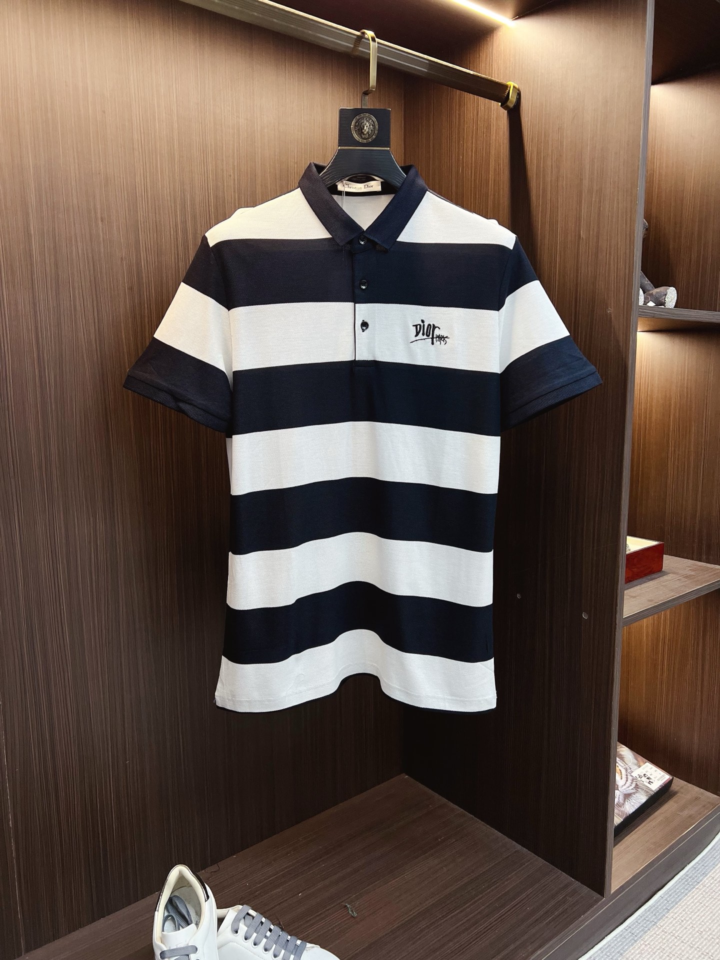 NO:777138,Dior Dior 2026  The new summer men's lapel polo shirt unlocks Italian elegance. The neckline design is the finishing touch of the entire short sleeve. Simple lines outline a neat shape. The iconic brand logo is presented on the chest with exquisite embroidery technology. It is low-key yet recognizable. Every detail demonstrates the brand's profound heritage and persistent pursuit of the brand. It is made of high-quality fabrics, soft and comfortable, with excellent breathability and delicate touch. Even when worn in the hot summer, you can always stay fresh!  Size M-4XL,,dior,dior,T-shirt,19860909Dior 迪奥 2026 夏季新款男士翻领polo衫,解锁意式优雅.领口设计是整件短袖的点睛之笔,简约线条勾勒出利落造型,标志性品牌logo以精致的刺绣工艺呈现于胸前,低调又不失辨识度,每一处细节都彰显着品牌的深厚底蕴与对品牌的执着追求.选用高品质面料,柔软舒适,透气性极佳,触感细腻,即使在炎炎夏日穿着,也能时刻保持清爽！ 码数M-4XL,,dior,dior,T-shirt,,Men's clothing