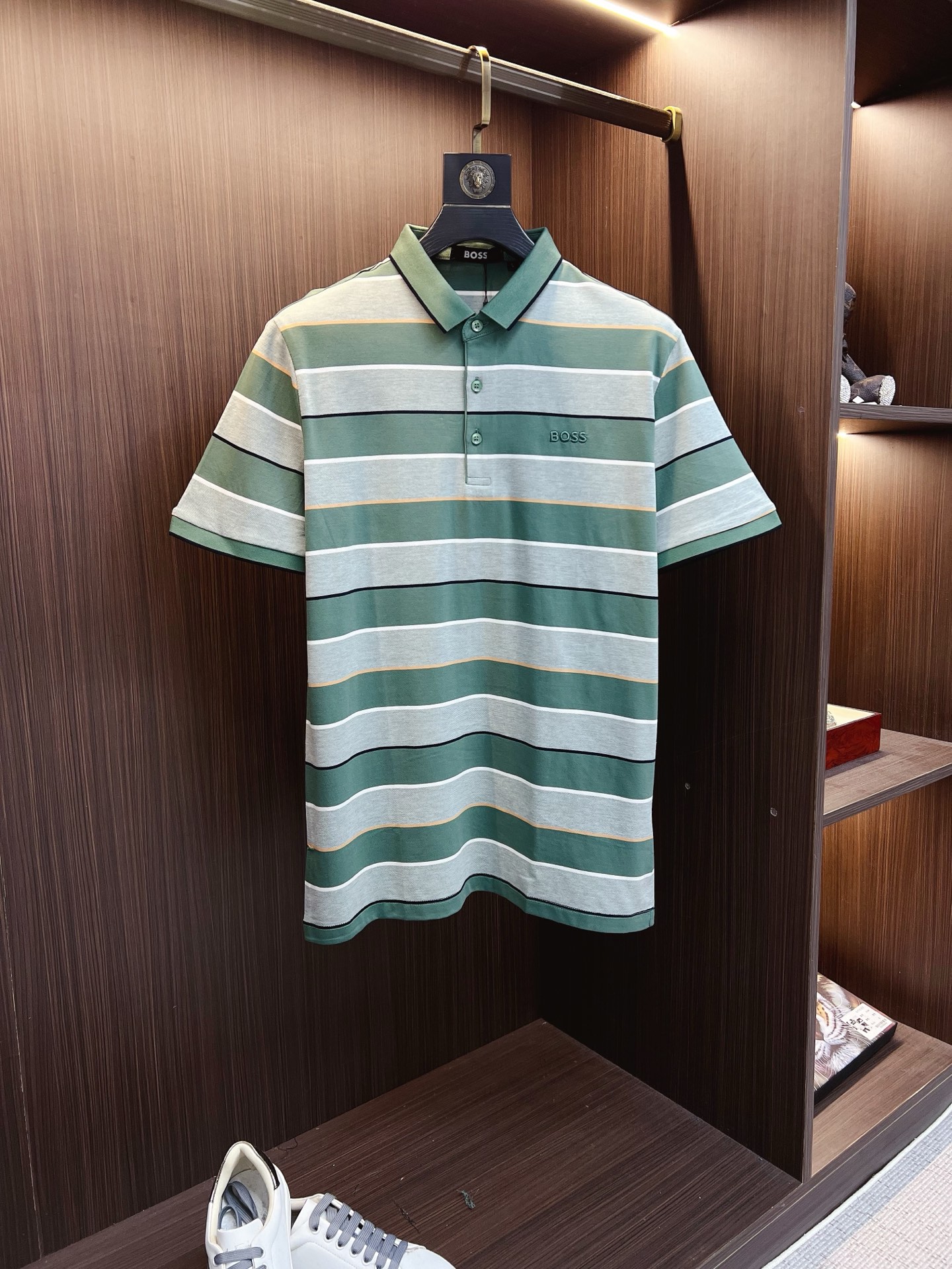 NO:777144,BOSS 2026  The new summer men's lapel polo shirt unlocks Italian elegance. The neckline design is the finishing touch of the entire short sleeve. Simple lines outline a neat shape. The iconic brand logo is presented on the chest with exquisite embroidery technology. It is low-key yet recognizable. Every detail demonstrates the brand's profound heritage and persistent pursuit of the brand. It is made of high-quality fabrics, soft and comfortable, with excellent breathability and delicate touch. Even when worn in the hot summer, you can always stay fresh!  Size M-4XL,,T-shirt,19860909BOSS 2026 夏季新款男士翻领polo衫,解锁意式优雅.领口设计是整件短袖的点睛之笔,简约线条勾勒出利落造型,标志性品牌logo以精致的刺绣工艺呈现于胸前,低调又不失辨识度,每一处细节都彰显着品牌的深厚底蕴与对品牌的执着追求.选用高品质面料,柔软舒适,透气性极佳,触感细腻,即使在炎炎夏日穿着,也能时刻保持清爽！ 码数M-4XL,,T-shirt,,Men's clothing