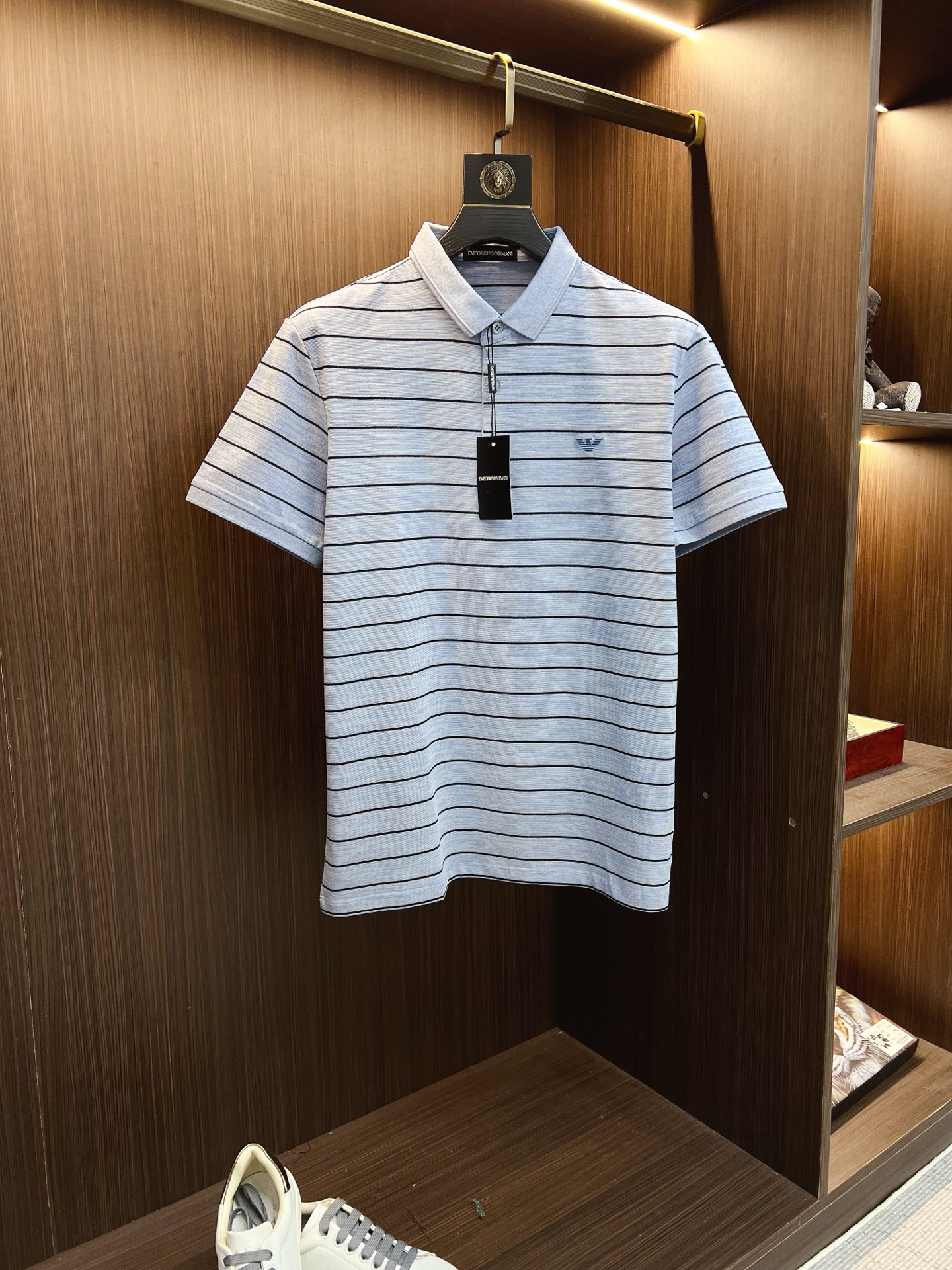 NO:777149,Armani Armani 2026  The new summer men's lapel polo shirt unlocks Italian elegance. The neckline design is the finishing touch of the entire short sleeve. Simple lines outline a neat shape. The iconic brand logo is presented on the chest with exquisite embroidery technology. It is low-key yet recognizable. Every detail demonstrates the brand's profound heritage and persistent pursuit of the brand. It is made of high-quality fabrics, soft and comfortable, with excellent breathability and delicate touch. Even when worn in the hot summer, you can always stay fresh!  Size M-4XL,,armani,armani,T-shirt,19860909Armani 阿玛尼 2026 夏季新款男士翻领polo衫,解锁意式优雅.领口设计是整件短袖的点睛之笔,简约线条勾勒出利落造型,标志性品牌logo以精致的刺绣工艺呈现于胸前,低调又不失辨识度,每一处细节都彰显着品牌的深厚底蕴与对品牌的执着追求.选用高品质面料,柔软舒适,透气性极佳,触感细腻,即使在炎炎夏日穿着,也能时刻保持清爽！ 码数M-4XL,,armani,armani,T-shirt,,Men's clothing