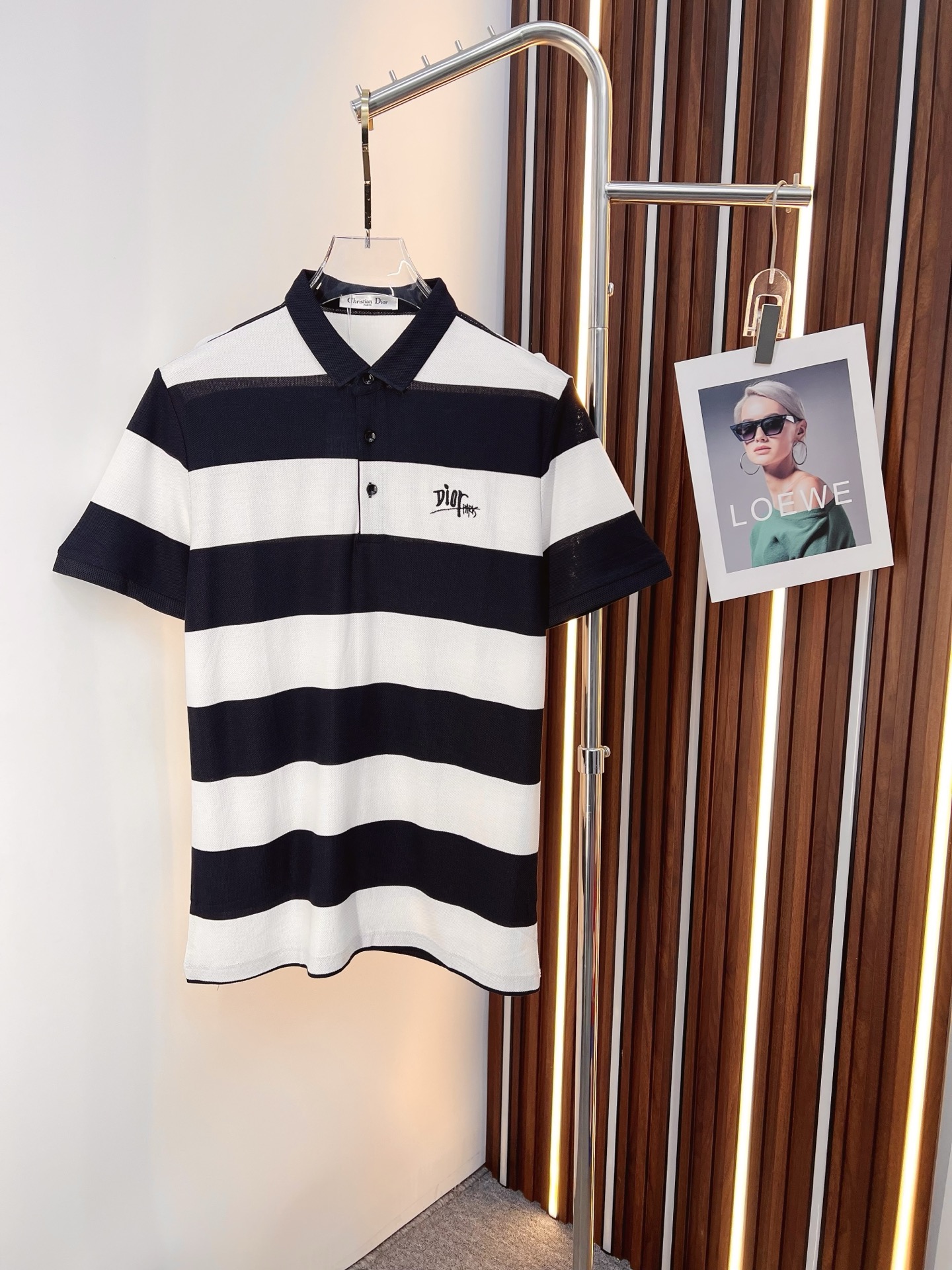 NO:774629,Dior Dior 2026  The new summer men's lapel polo shirt unlocks Italian elegance. The neckline design is the finishing touch of the entire short sleeve. Simple lines outline a neat shape. The iconic brand logo is presented on the chest with exquisite embroidery technology. It is low-key yet recognizable. Every detail demonstrates the brand's profound heritage and persistent pursuit of the brand. It is made of high-quality fabrics, soft and comfortable, with excellent breathability and delicate touch. Even when worn in the hot summer, you can always stay fresh!  Size M-4XL,,dior,dior,T-shirt,19860909Dior 迪奥 2026 夏季新款男士翻领polo衫,解锁意式优雅.领口设计是整件短袖的点睛之笔,简约线条勾勒出利落造型,标志性品牌logo以精致的刺绣工艺呈现于胸前,低调又不失辨识度,每一处细节都彰显着品牌的深厚底蕴与对品牌的执着追求.选用高品质面料,柔软舒适,透气性极佳,触感细腻,即使在炎炎夏日穿着,也能时刻保持清爽！ 码数M-4XL,,dior,dior,T-shirt,,Men's clothing
