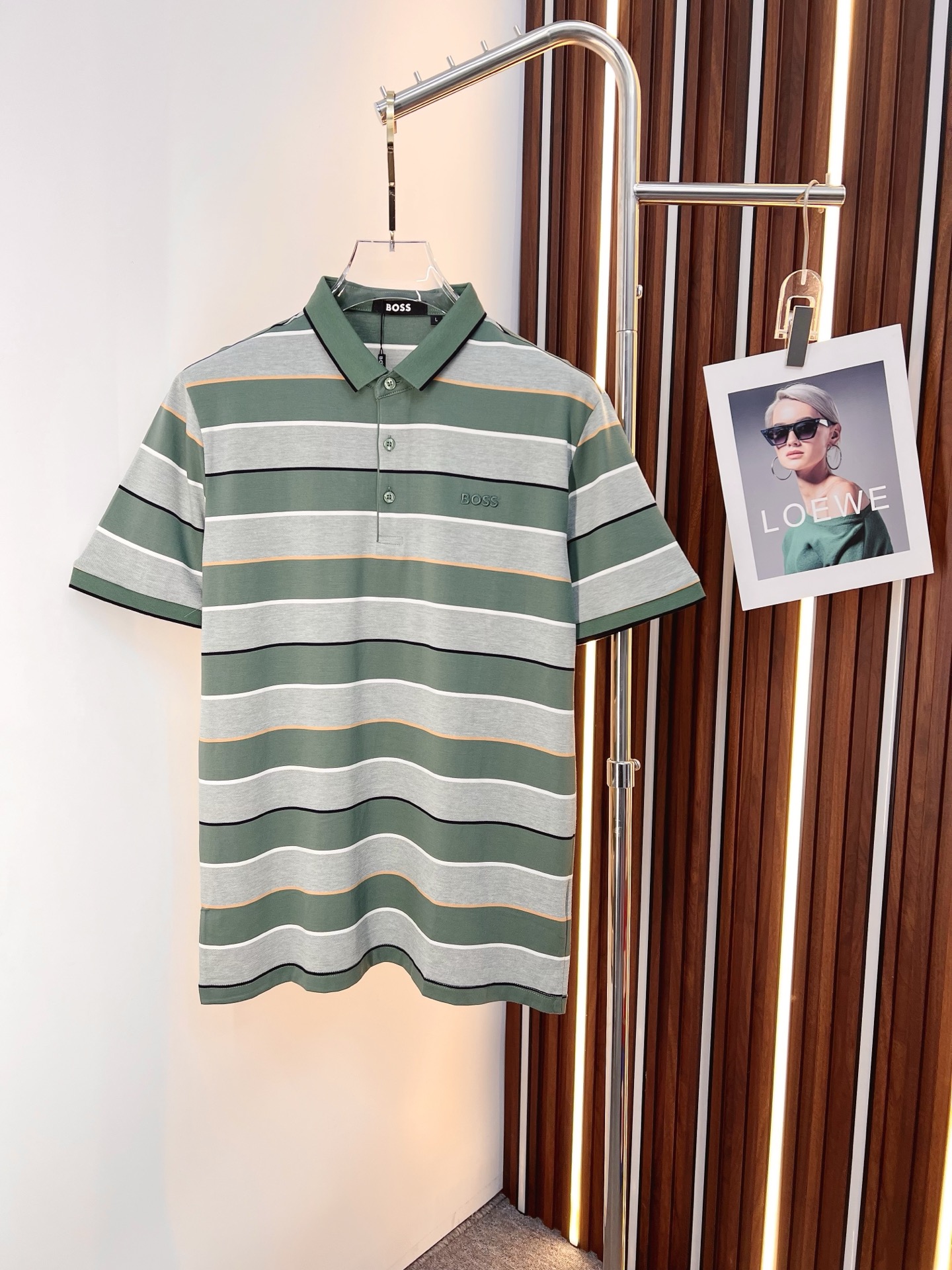 NO:774636,BOSS 2026  The new summer men's lapel polo shirt unlocks Italian elegance. The neckline design is the finishing touch of the entire short sleeve. Simple lines outline a neat shape. The iconic brand logo is presented on the chest with exquisite embroidery technology. It is low-key yet recognizable. Every detail demonstrates the brand's profound heritage and persistent pursuit of the brand. It is made of high-quality fabrics, soft and comfortable, with excellent breathability and delicate touch. Even when worn in the hot summer, you can always stay fresh!  Size M-4XL,,T-shirt,19860909BOSS 2026 夏季新款男士翻领polo衫,解锁意式优雅.领口设计是整件短袖的点睛之笔,简约线条勾勒出利落造型,标志性品牌logo以精致的刺绣工艺呈现于胸前,低调又不失辨识度,每一处细节都彰显着品牌的深厚底蕴与对品牌的执着追求.选用高品质面料,柔软舒适,透气性极佳,触感细腻,即使在炎炎夏日穿着,也能时刻保持清爽！ 码数M-4XL,,T-shirt,,Men's clothing