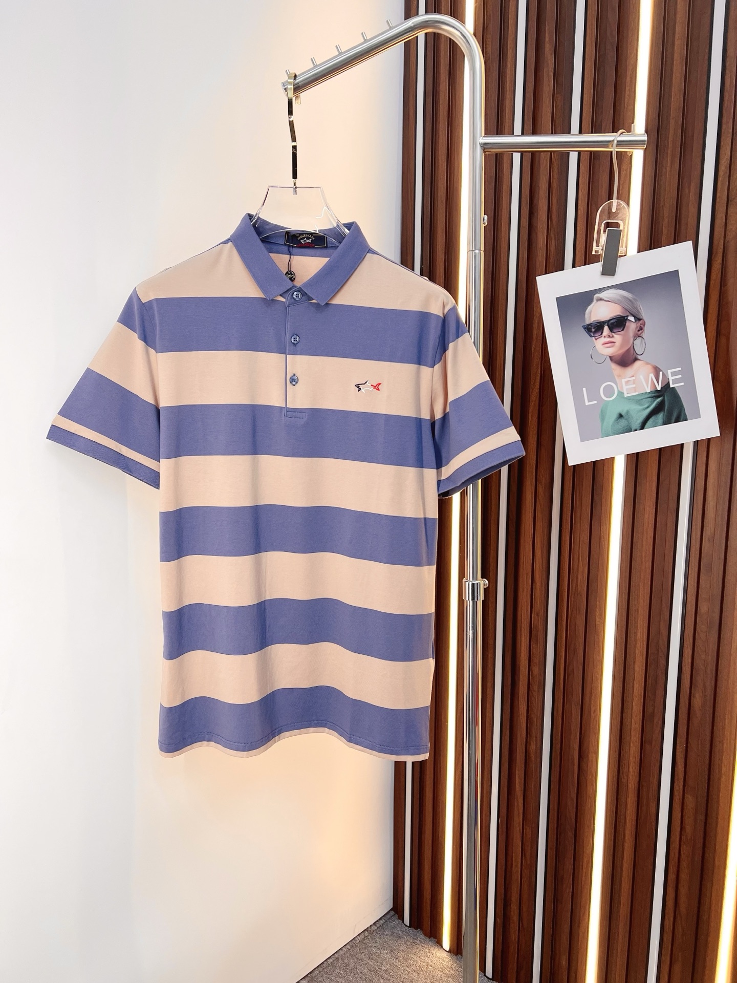 NO:774652,Shark 2026  The new summer men's lapel polo shirt unlocks Italian elegance. The neckline design is the finishing touch of the entire short sleeve. Simple lines outline a neat shape. The iconic brand logo is presented on the chest with exquisite embroidery technology. It is low-key yet recognizable. Every detail demonstrates the brand's profound heritage and persistent pursuit of the brand. It is made of high-quality fabrics, soft and comfortable, with excellent breathability and delicate touch. Even when worn in the hot summer, you can always stay fresh!  Size M-4XL,,T-shirt,19860909鲨鱼 2026 夏季新款男士翻领polo衫,解锁意式优雅.领口设计是整件短袖的点睛之笔,简约线条勾勒出利落造型,标志性品牌logo以精致的刺绣工艺呈现于胸前,低调又不失辨识度,每一处细节都彰显着品牌的深厚底蕴与对品牌的执着追求.选用高品质面料,柔软舒适,透气性极佳,触感细腻,即使在炎炎夏日穿着,也能时刻保持清爽！ 码数M-4XL,,T-shirt,,Men's clothing