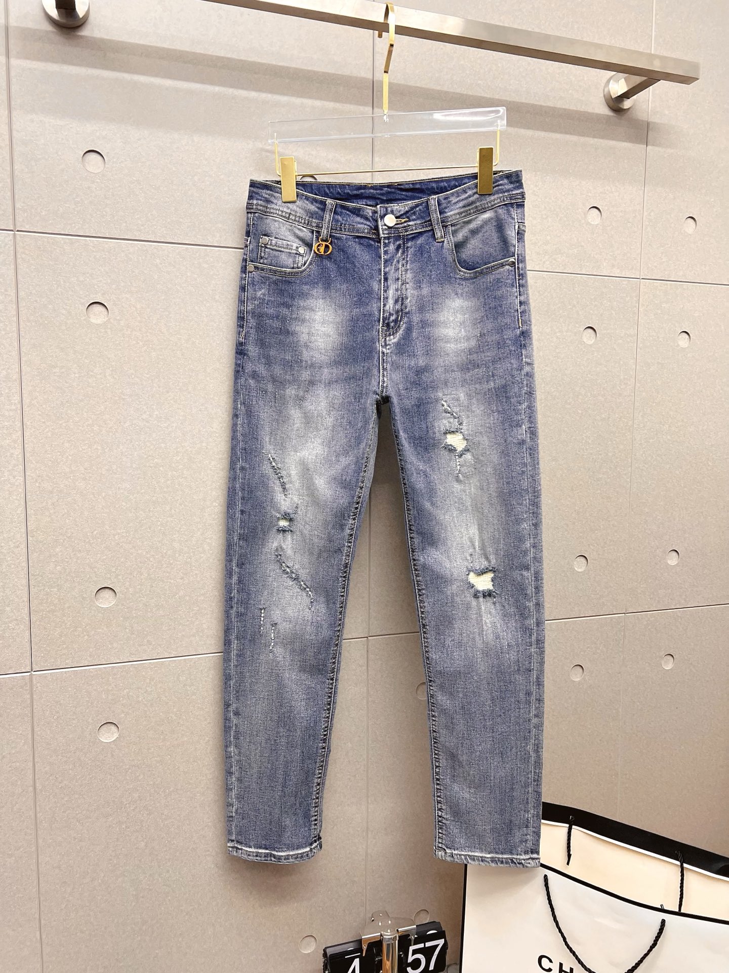 NO:843785,Dior men's denim jeans, official album and poster style!  High-grade imported denim raw color fabrics are supplied to customers, and the pure 13oz denim fabrics from Okayama, Japan are specially selected. Heavy-duty environmentally friendly plant enzyme washing process is used. The texture has a light retro color, which is quite beautiful and is very suitable for autumn and winter color matching. The fabric is soft and delicate after washing, but has strong bones and a slight stretch, providing an excellent comfortable experience. There is no damage from any technological elements throughout the body, retaining the purest tannin color!  The details throughout the body are perfect, exquisite and sophisticated. The latest leather label on the waist highlights the brand's characteristics. The hardware accessories, leather label and wiring all reflect the craftsmanship!  The silhouette is perfectly tailored and has excellent butt lift and slimming effect. It can be easily matched with any top in the wardrobe. It has wide compatibility and is suitable for various daily wear. The upper body is full of style. It is a must-have trousers for those who are obsessed with quality control and 1V!  Size 29-38 (not 35.37), dior, dior, jeans,19860909Dior 迪奥 男士丹宁牛仔裤,官宣画册海报穿搭款！ 客供高级进口的丹宁原色面料,特选日本冈山纯正13oz 盎司牛仔布料,重磅环保植物酵素水洗工艺,肌理有着淡淡的复古色彩,相当漂亮,极符合秋冬的配色,面料经过水洗后柔软细腻,但筋骨感极强,且略带弹力,提供了绝佳的舒适体验,通身无任何工艺元素破坏,保留了最纯粹的丹宁本色！通身细节完美如斯,精湛且考究,最新的腰部皮标彰显了品牌特质,五金配件、皮标、走线无不体现出匠心工艺！版型剪裁完美,提臀修身效果绝佳,可轻松横扫衣橱任何的上装搭配,兼容性广泛,满足于日常各种穿搭,上身型款十足,于品质控及1V迷控者必入型裤装！ 尺码29—38（没35.37）,,dior,dior,jeans,,Men's clothing